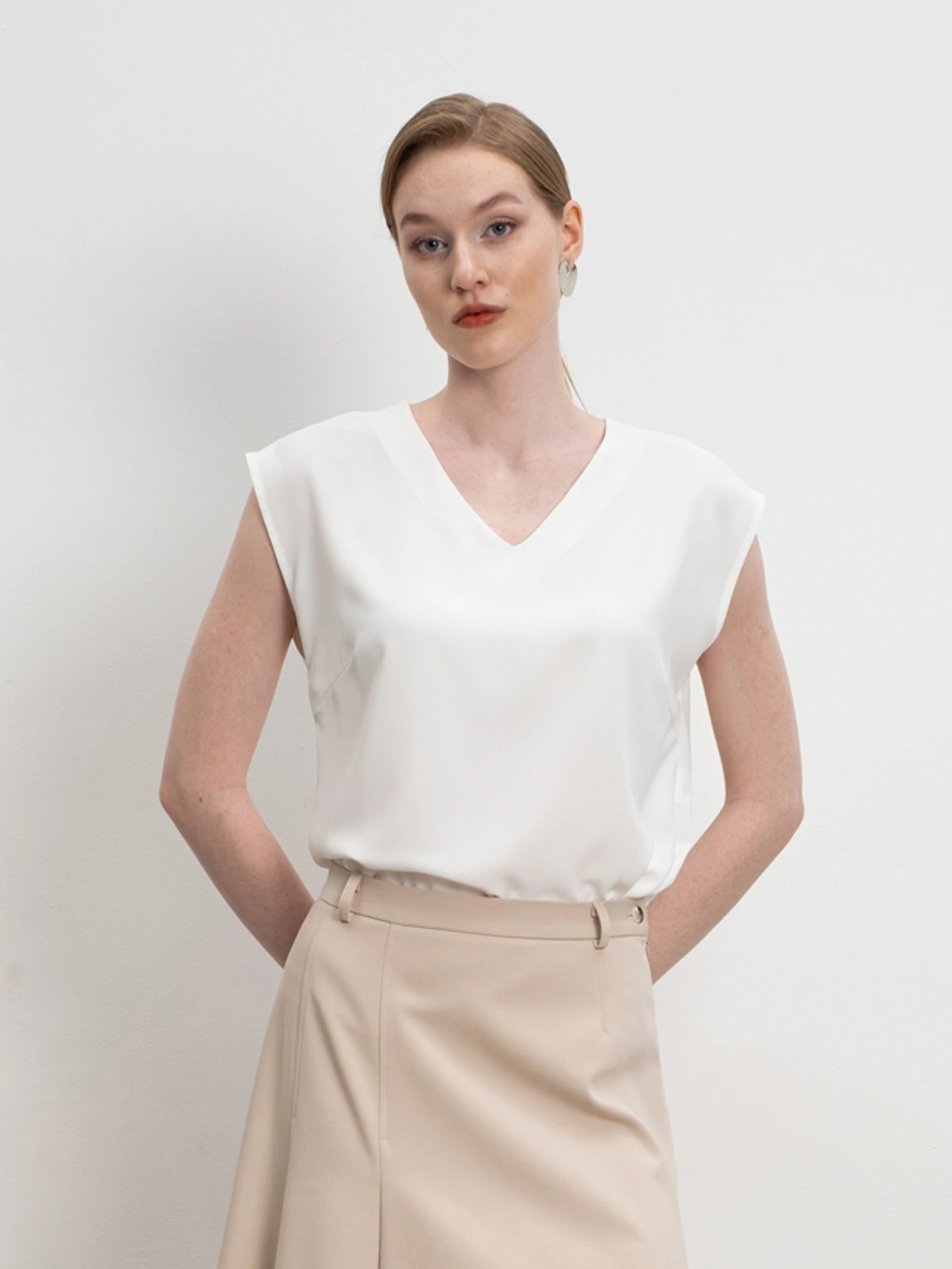 Белый топ с вырезом