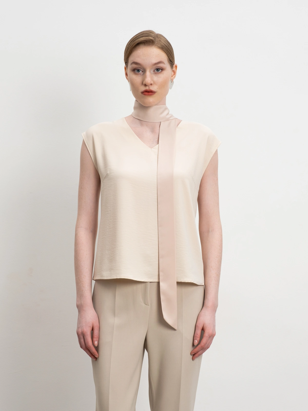 Бежевый топ с вырезом