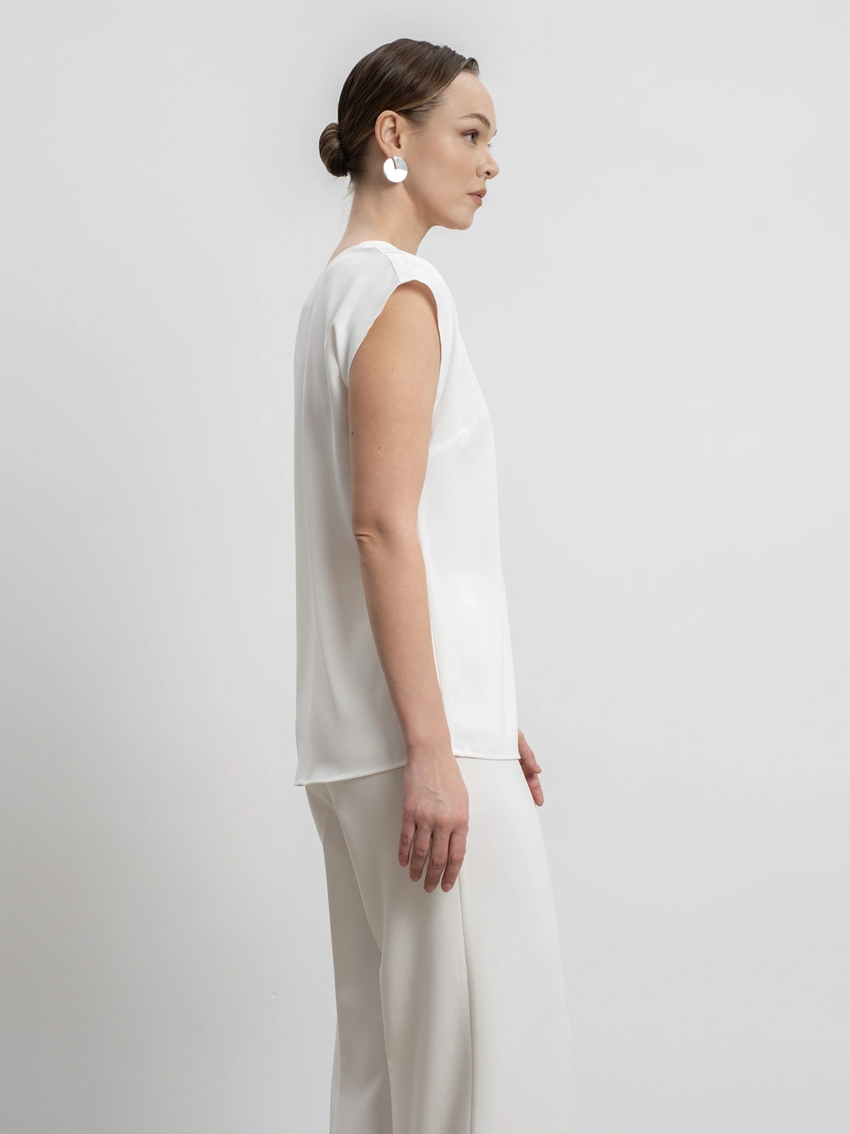 Белый топ с вырезом