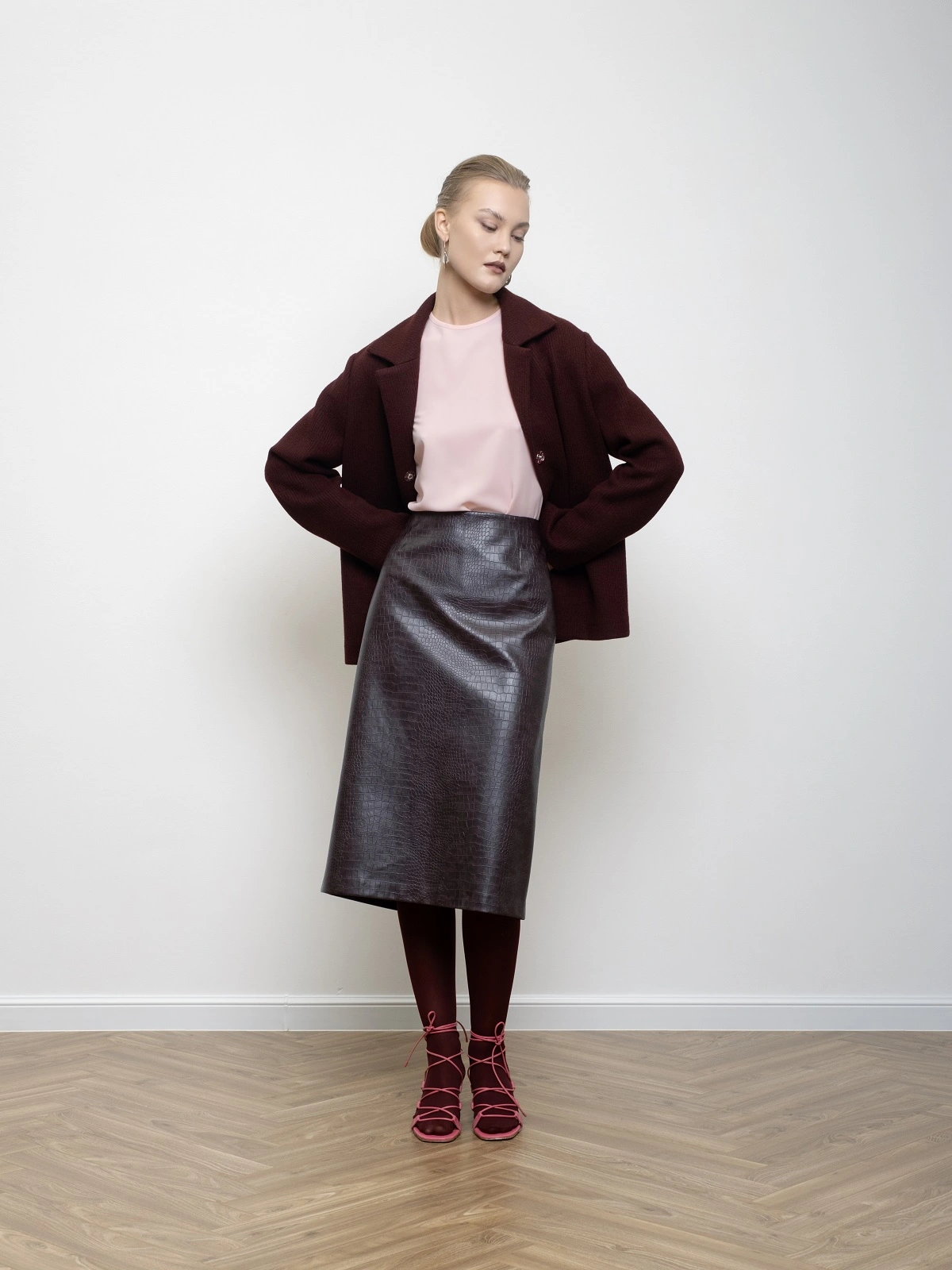 Вишневая юбка из экокожи