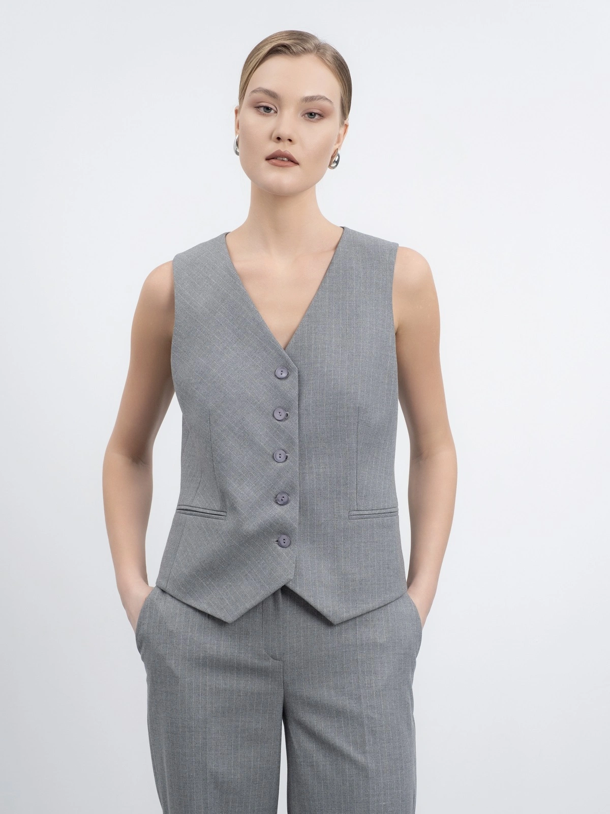 Серый однобортный жилет в полоску