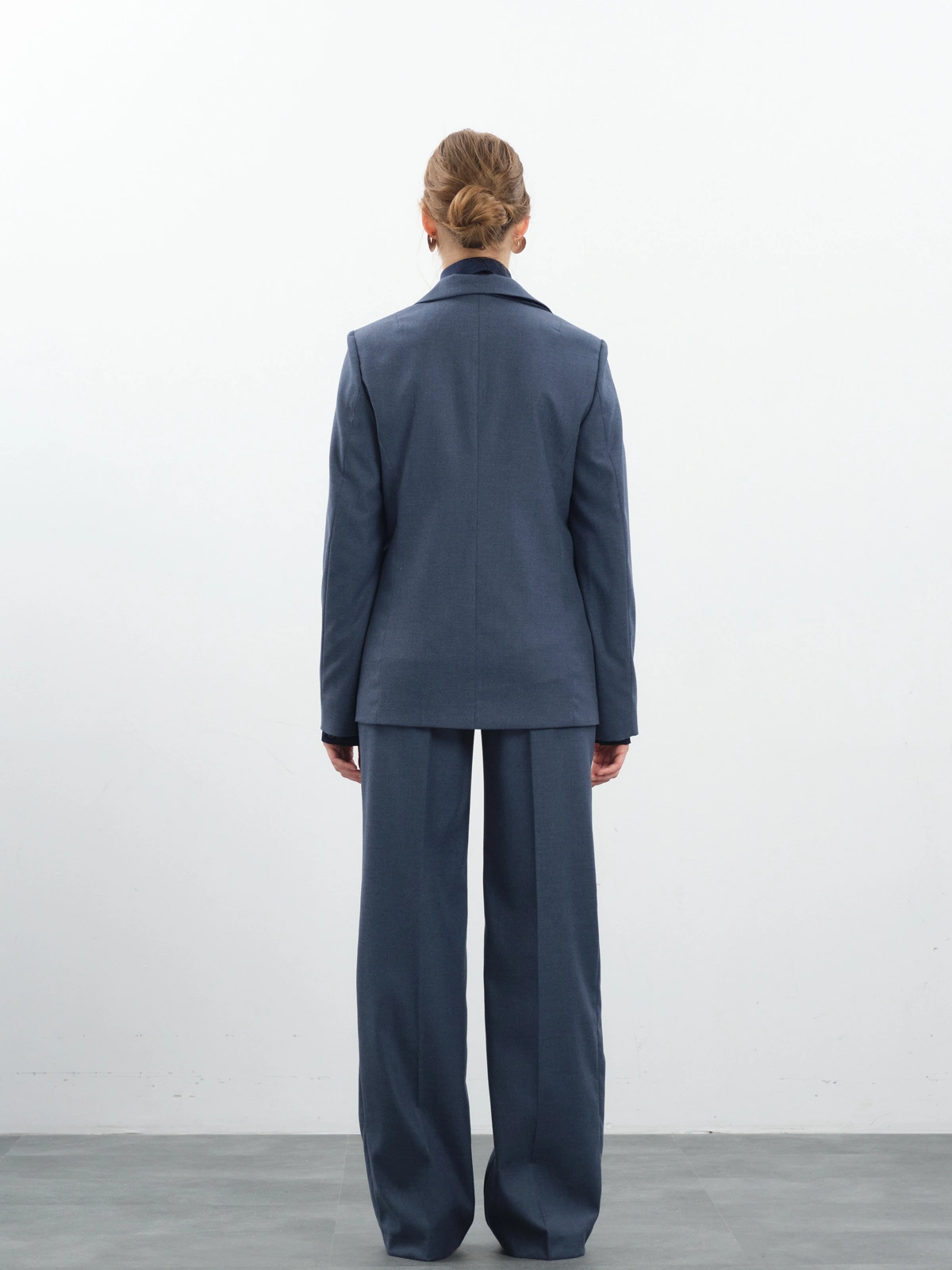 Прямые брюки в синем оттенке