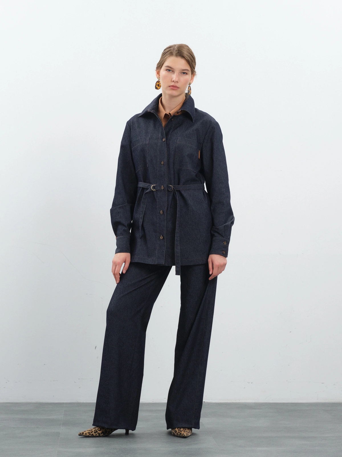 Темно-синяя рубашка из денима