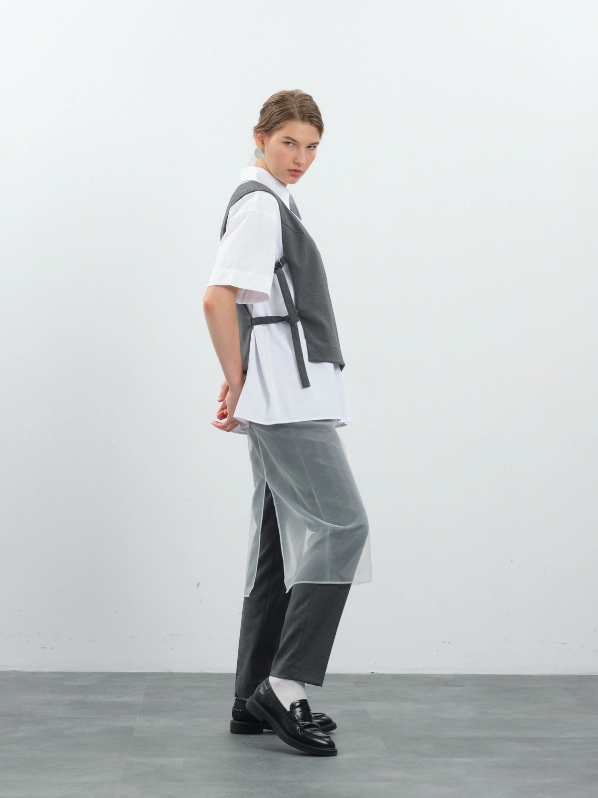 Серые зауженные брюки