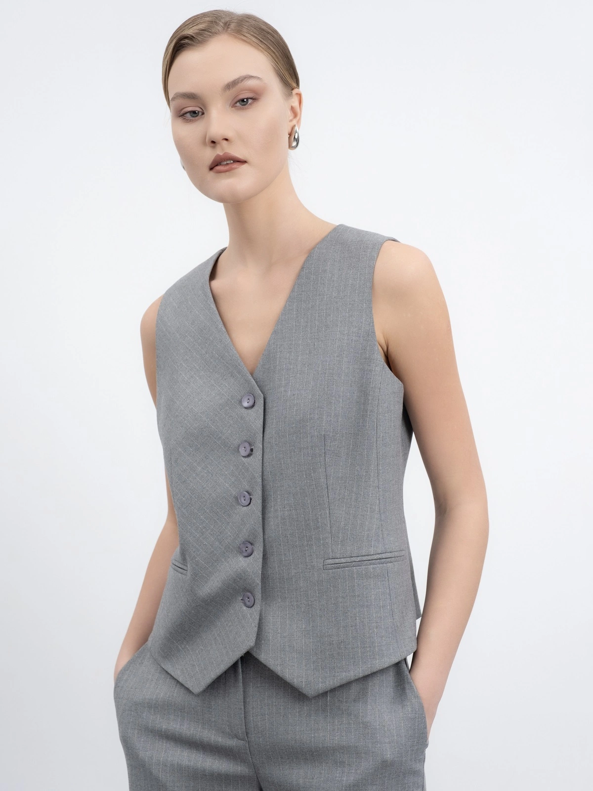Серый однобортный жилет в полоску