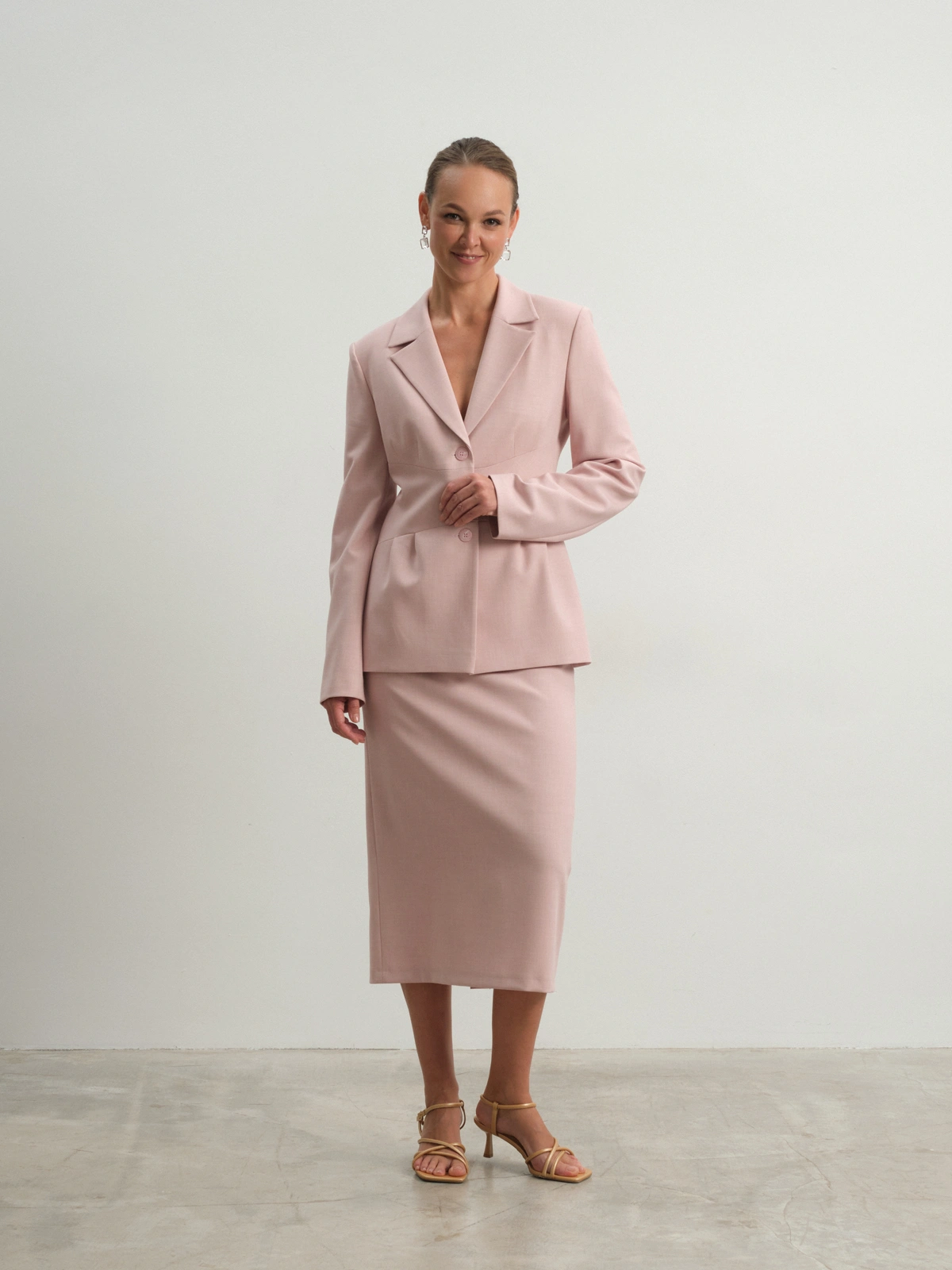 Розовый приталенный жакет Charm