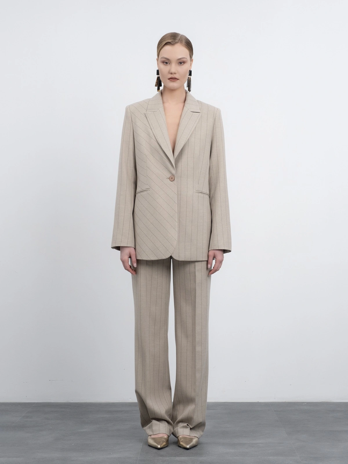 Бежевый жакет в полоску