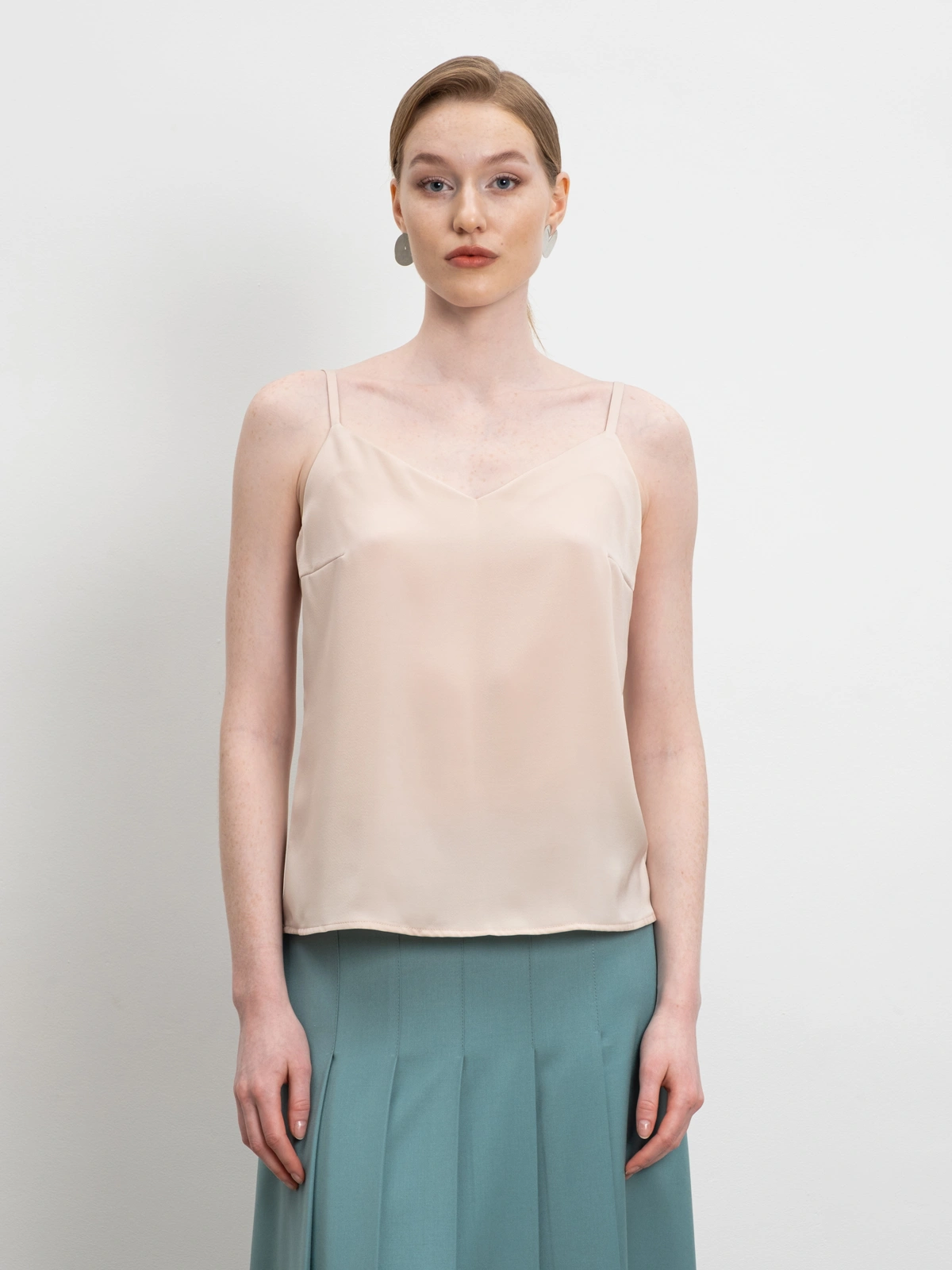 Бежевый топ на бретелях