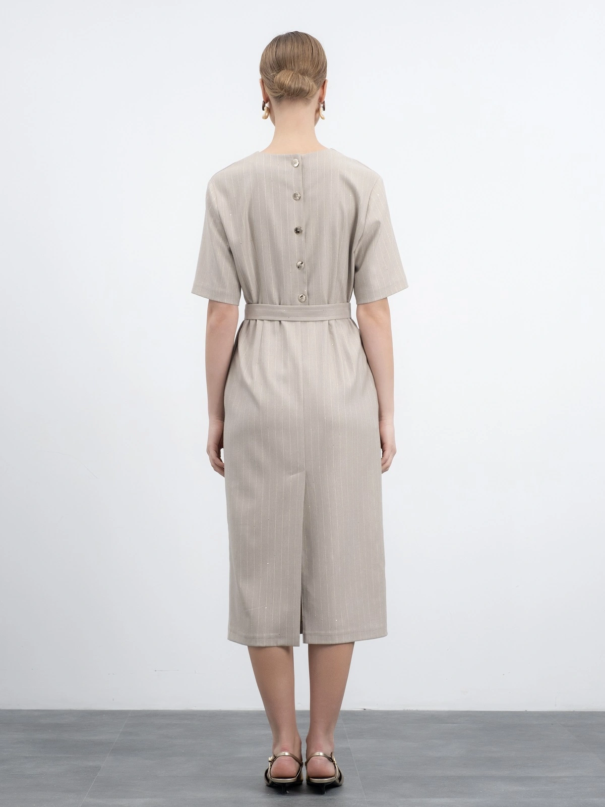 Бежевое платье в полоску с пайетками