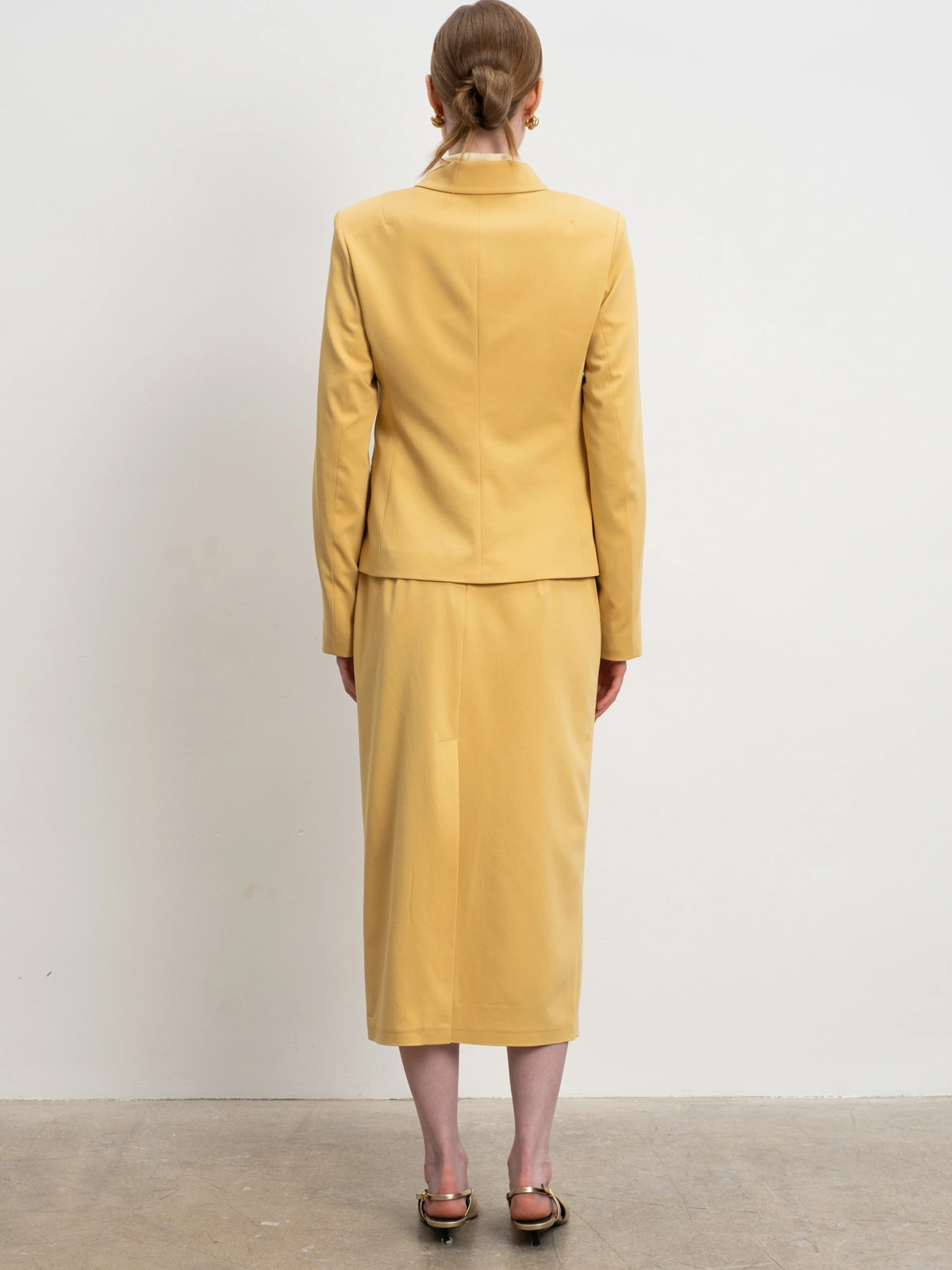 Горчичная прямая юбка