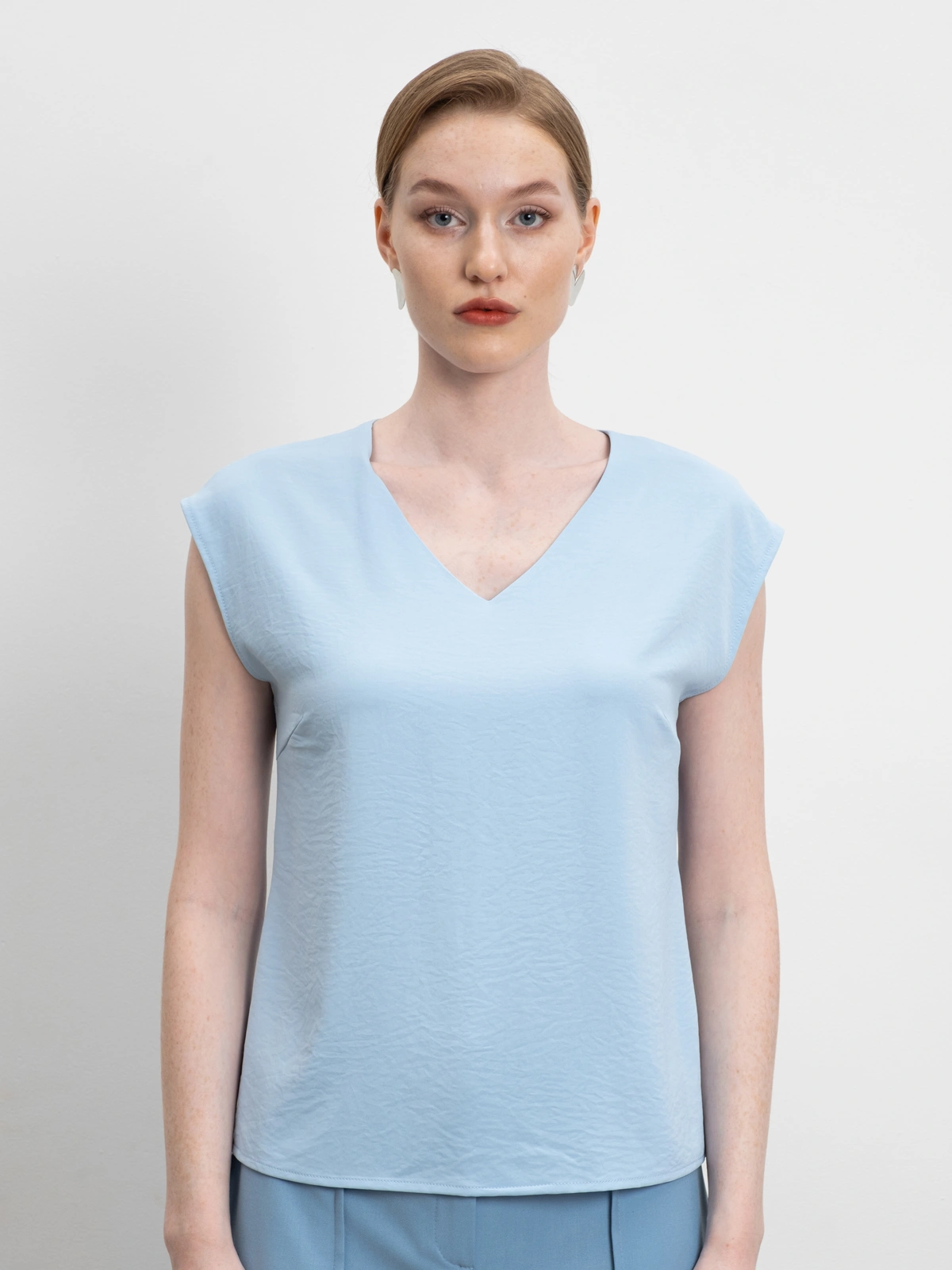 Голубой топ с вырезом