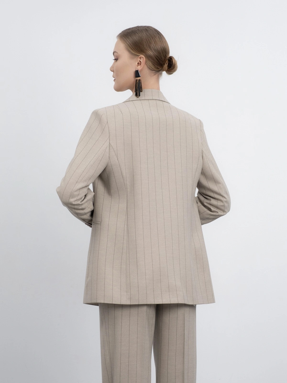 Бежевый жакет в полоску