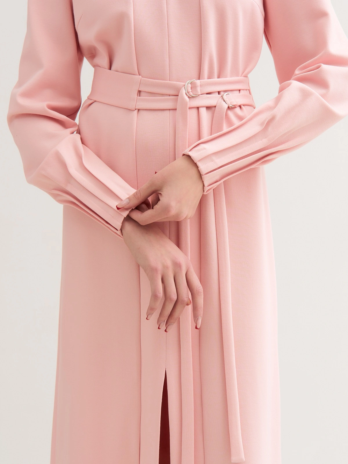 Розовое платье с поясом на кольцах