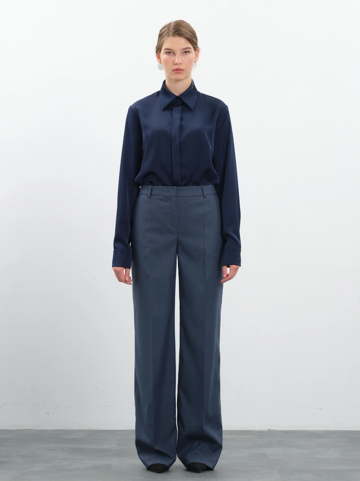 Синяя атласная блуза