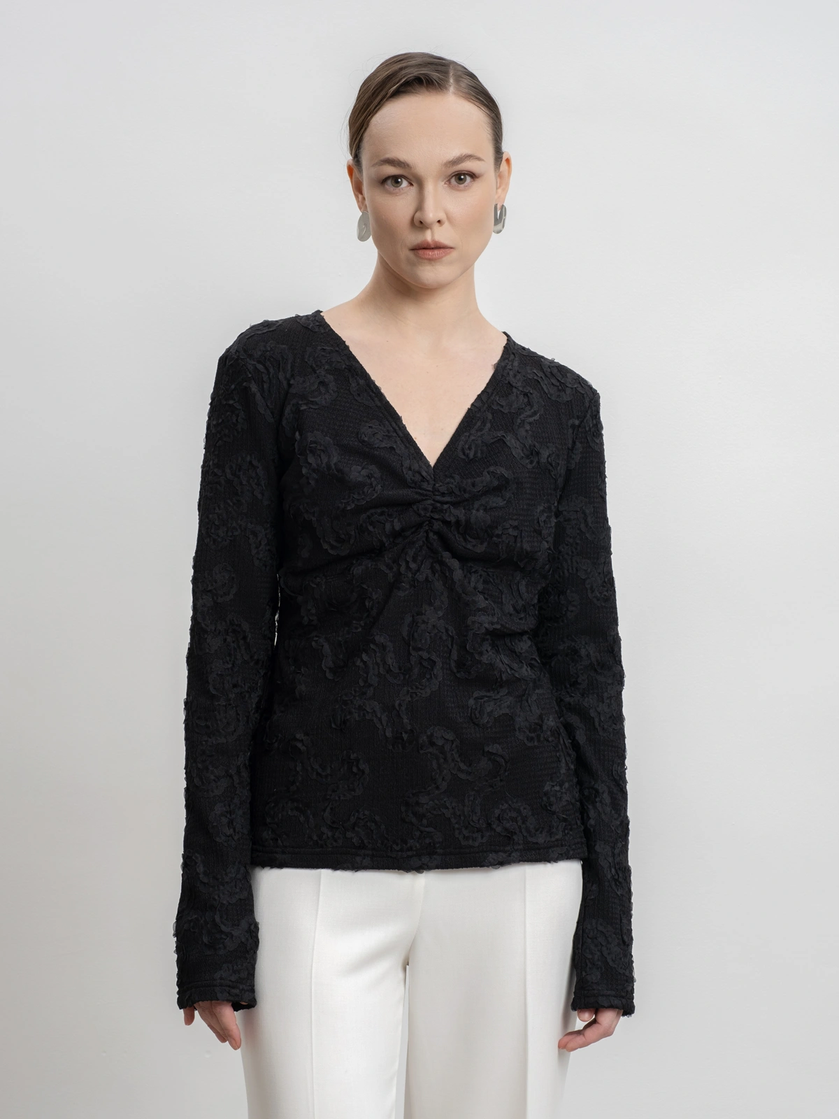 Черный лонгслив с вырезом