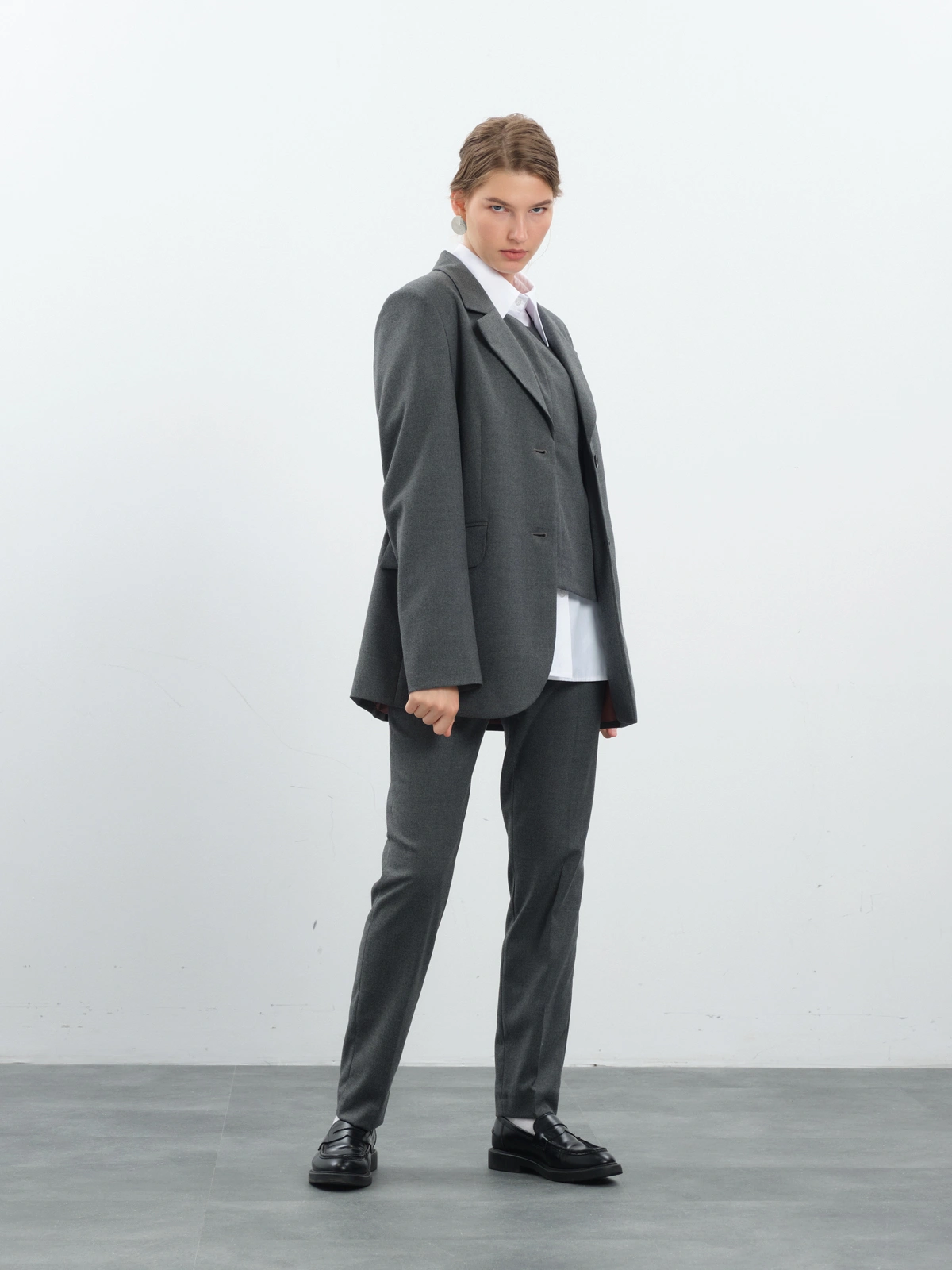 Серые зауженные брюки