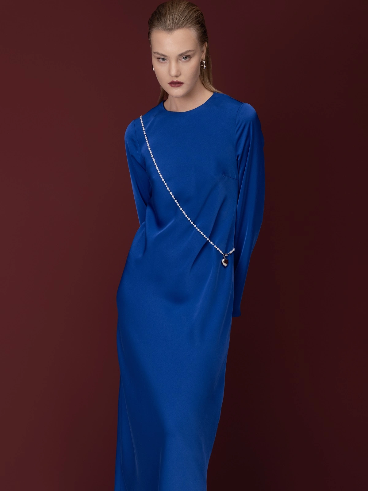 Синее сатиновое платье