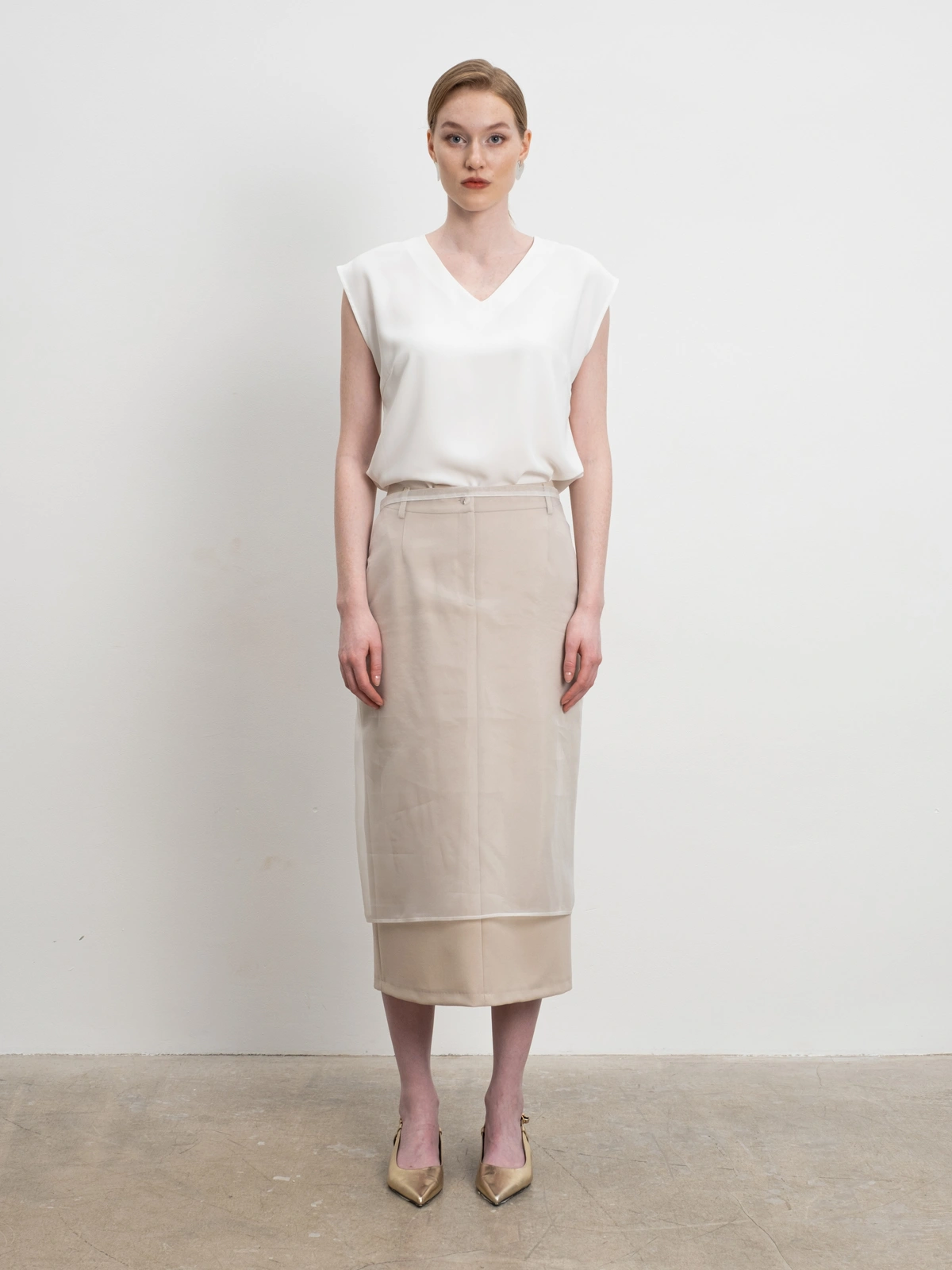 Бежевая юбка прямого силуэта