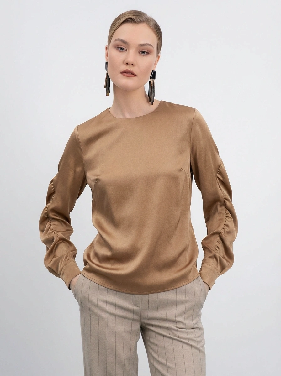 Бежевая блуза со сборкой