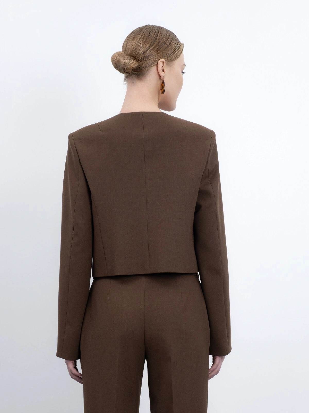 Укороченный жакет в кофейном оттенке