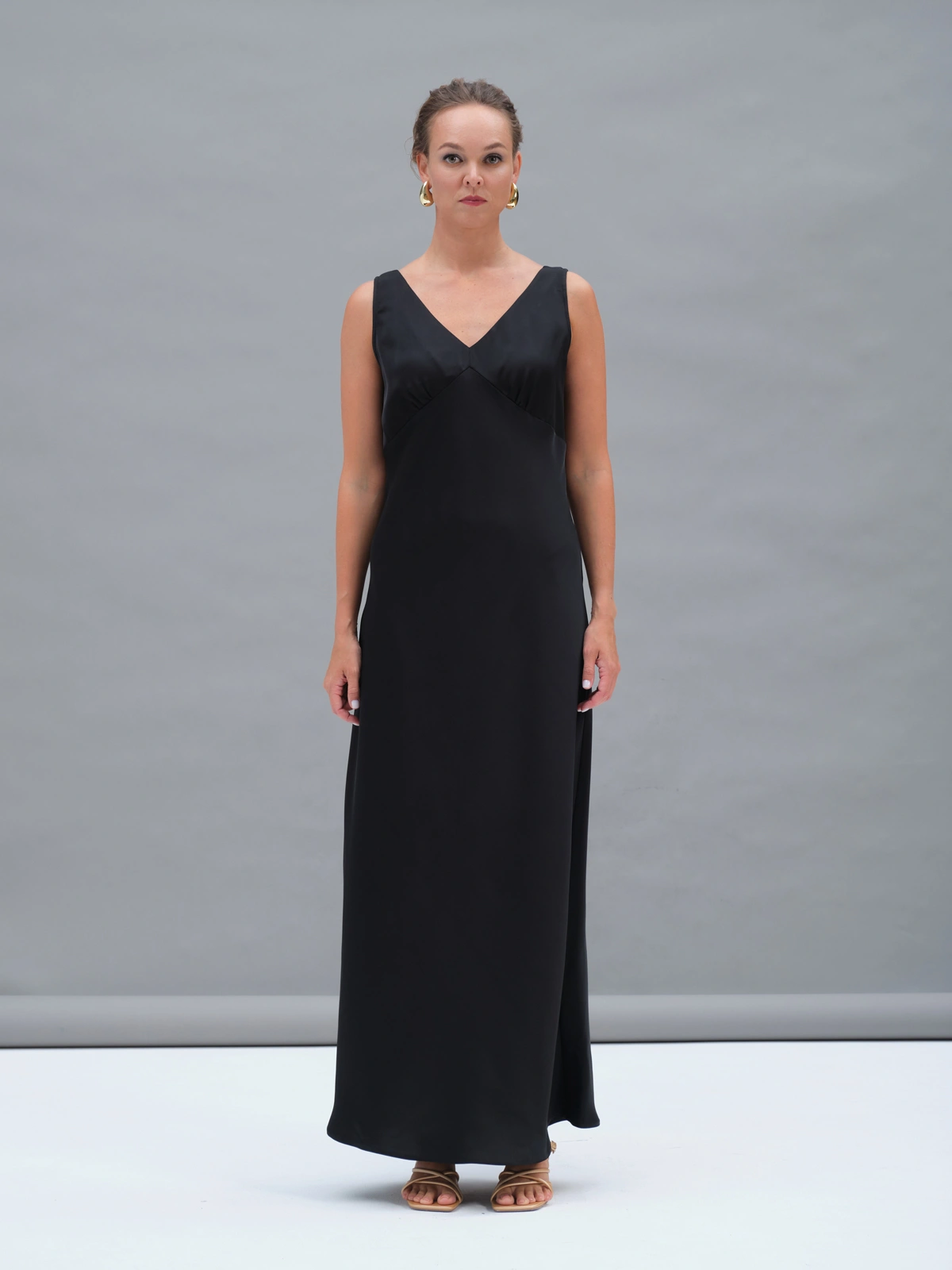 Черное атласное платье Hecate