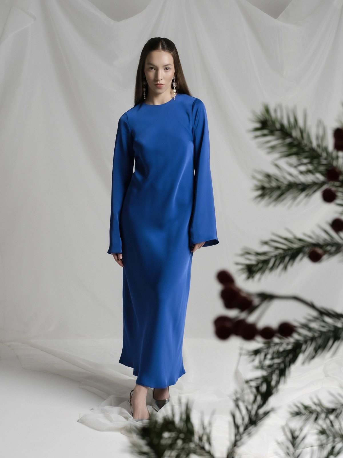 Синее сатиновое платье