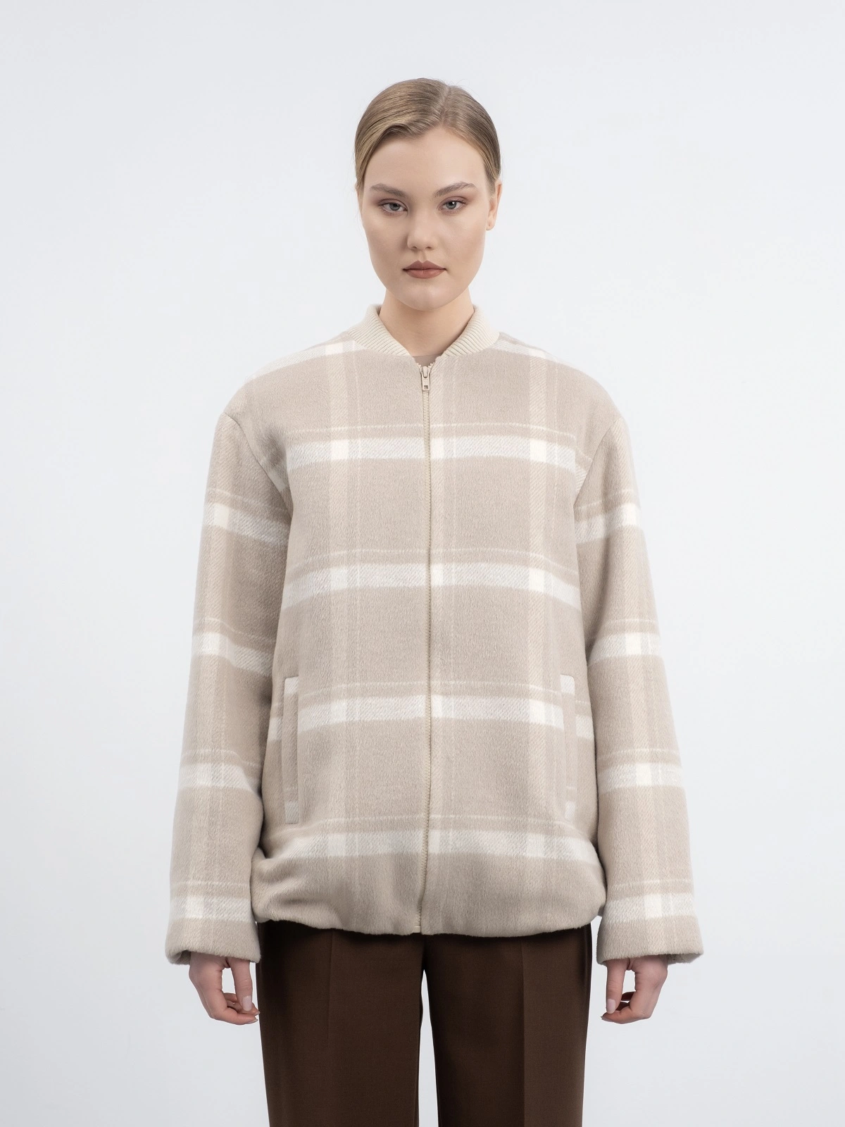 Бежевая куртка в клетку с палантином