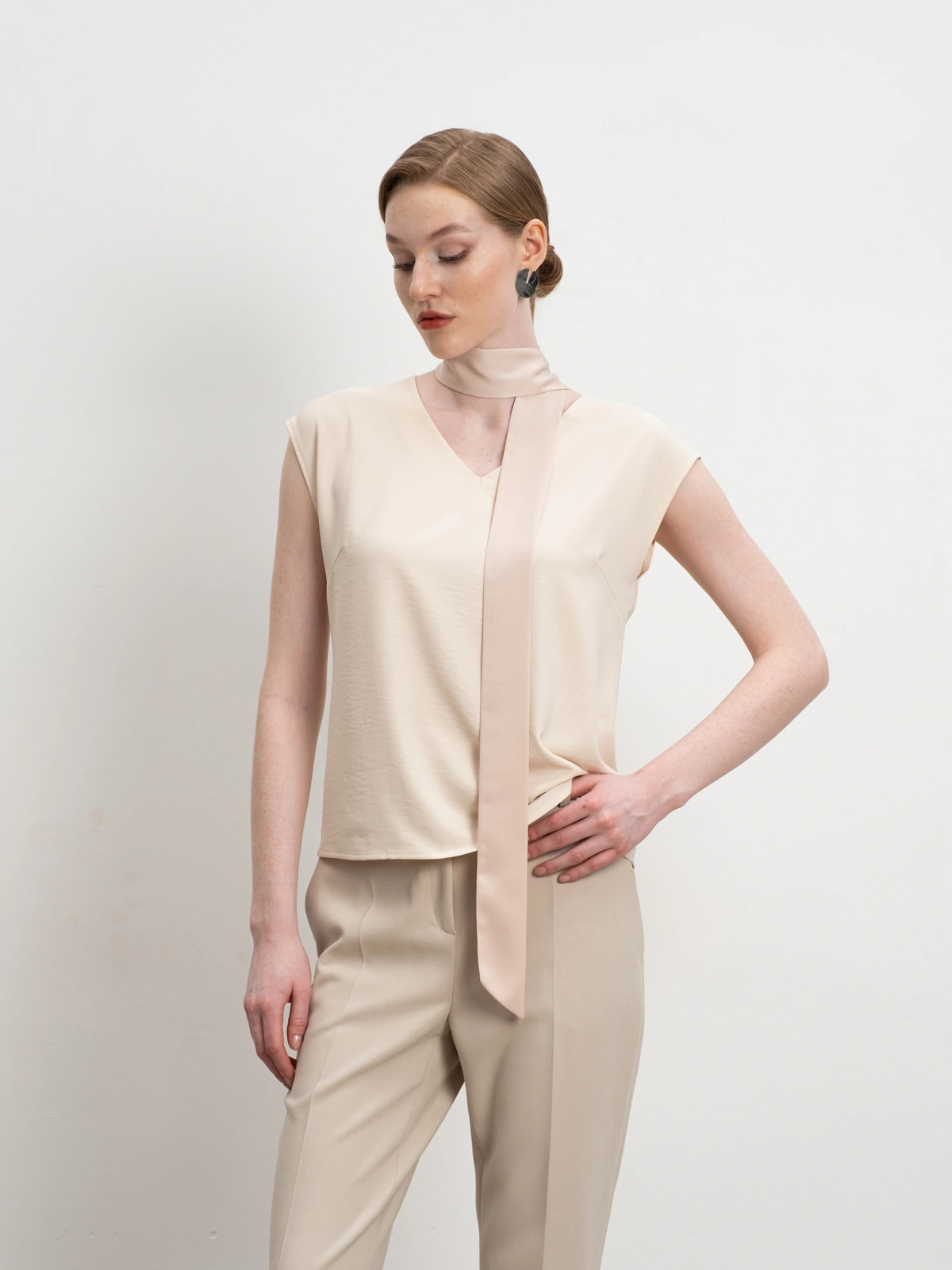 Бежевый топ с вырезом