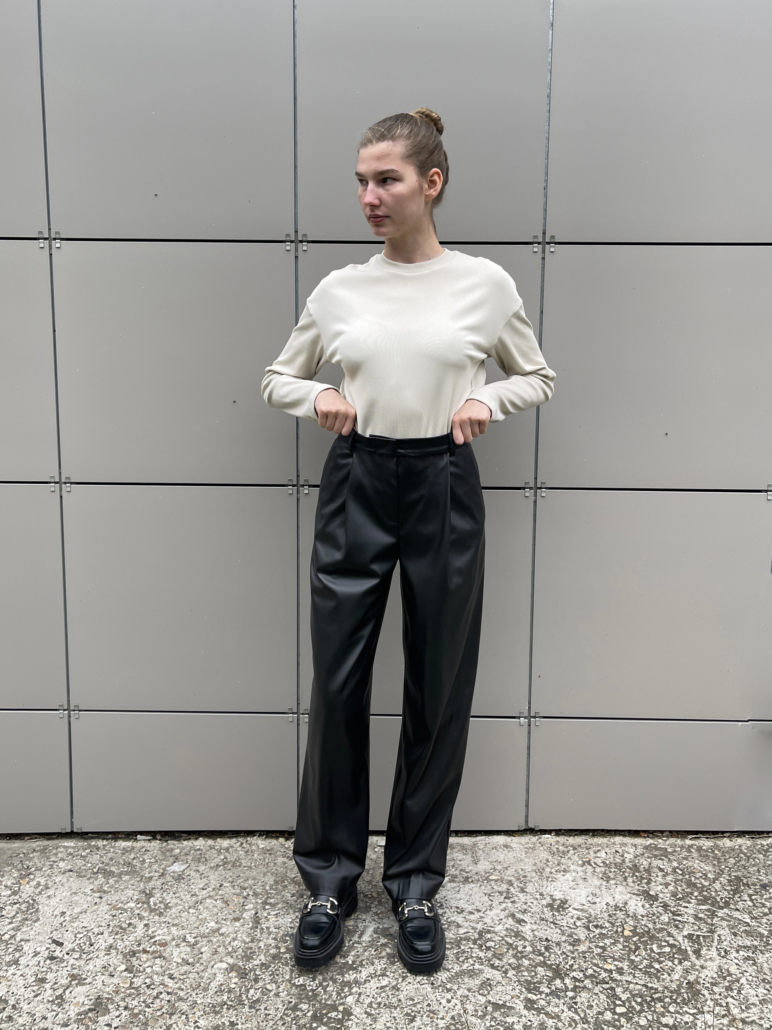 Зауженные брюки из экокожи