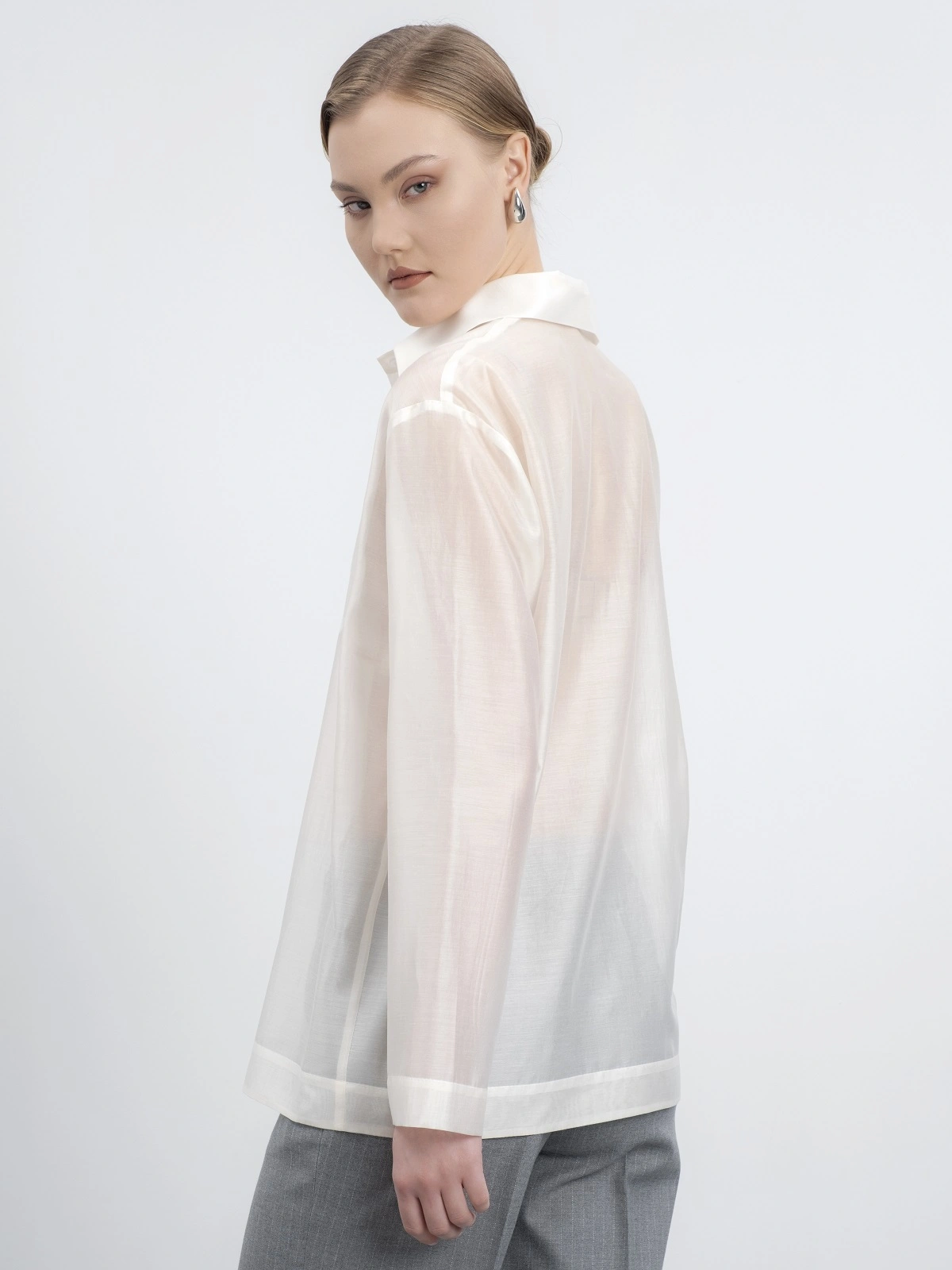 Жемчужная блуза с пластроном
