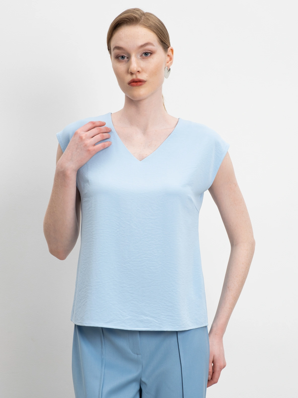 Голубой топ с вырезом