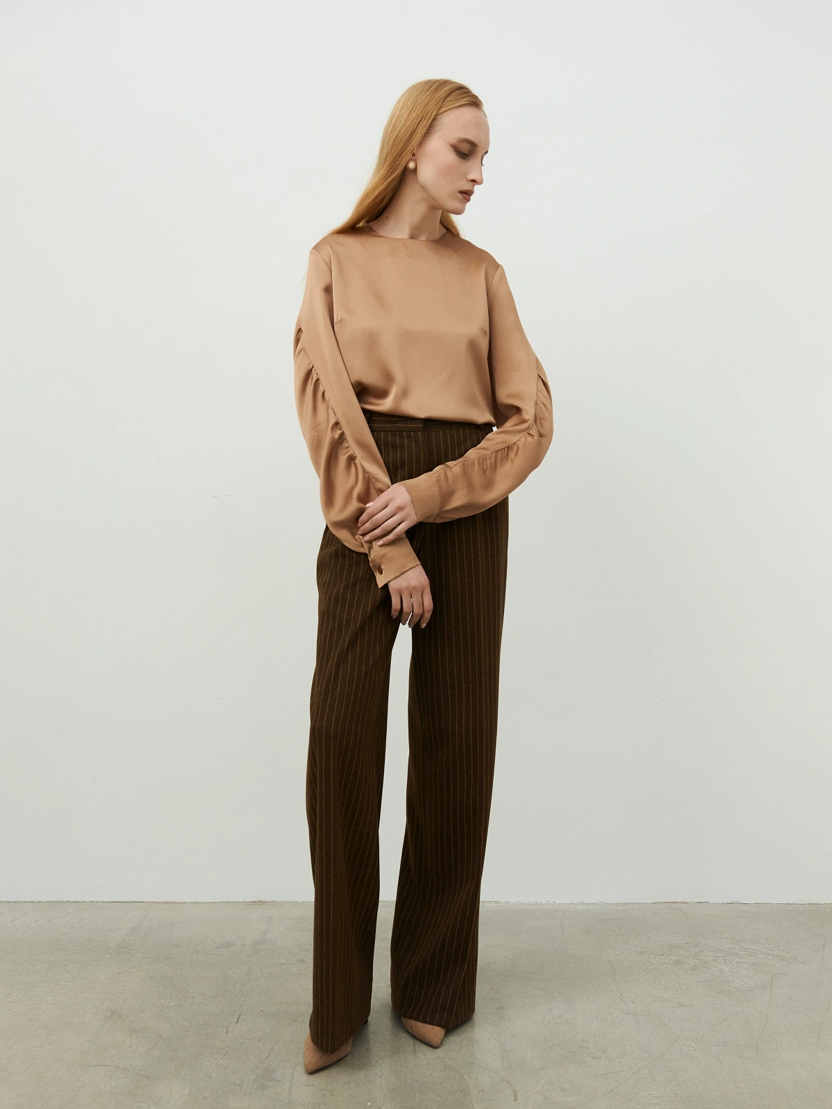 Бежевая блуза со сборкой