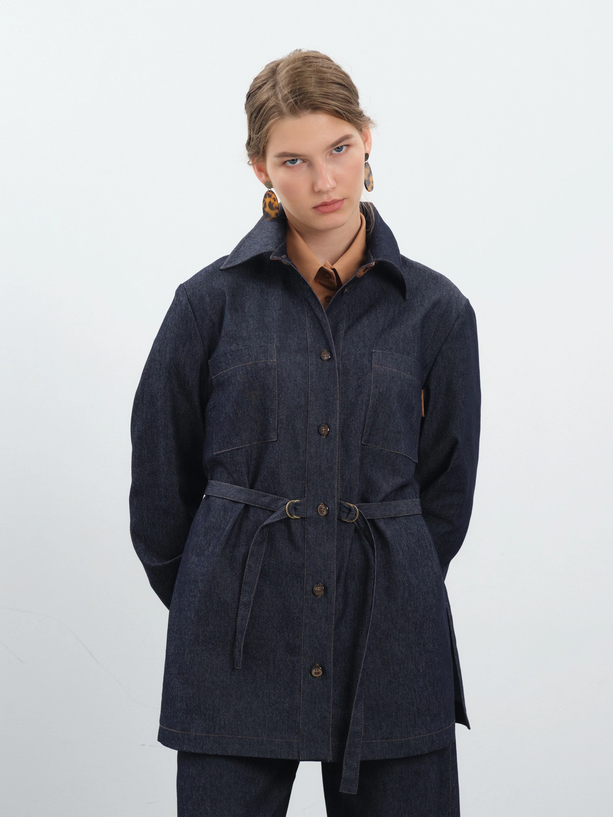 Темно-синяя рубашка из денима