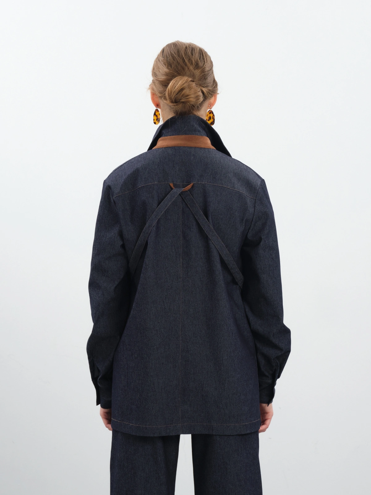 Темно-синяя рубашка из денима