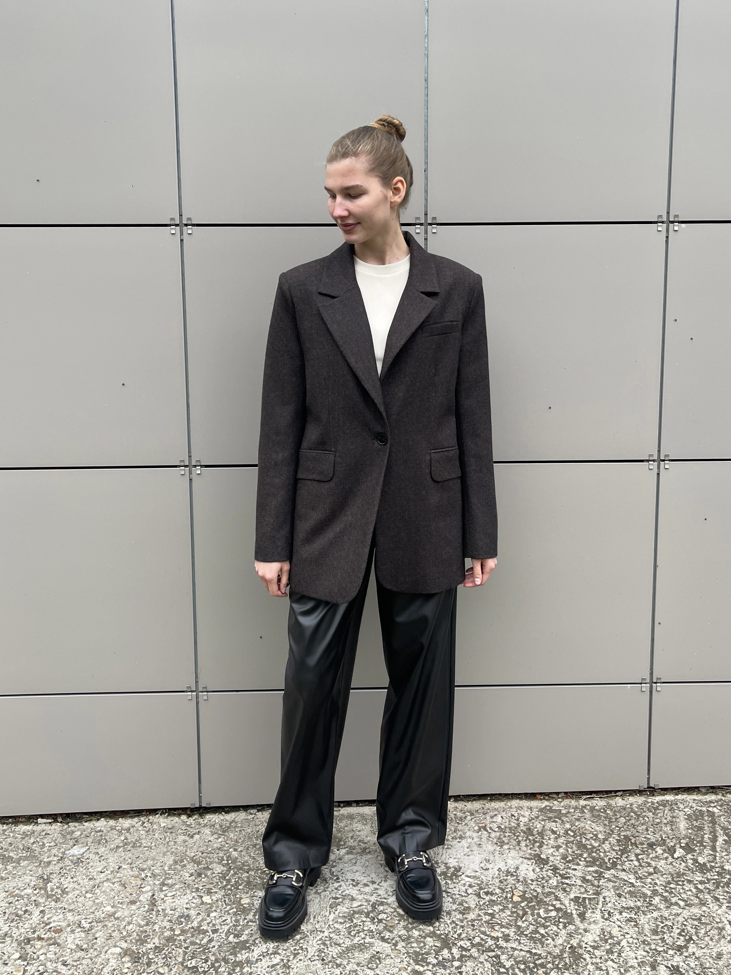 Зауженные брюки из экокожи