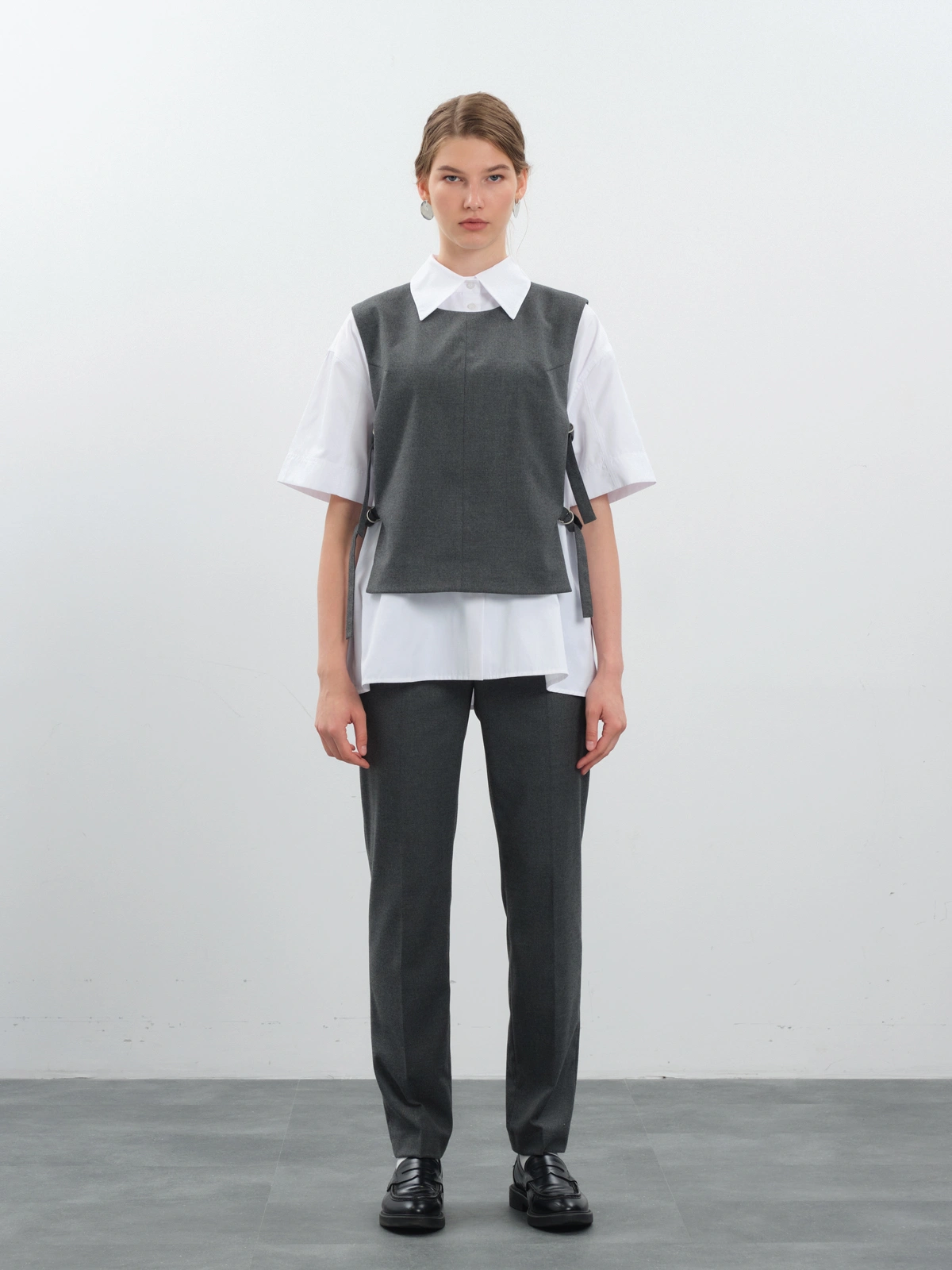 Серые зауженные брюки