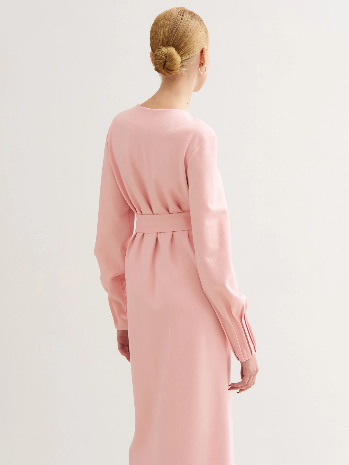 Розовое платье с поясом на кольцах