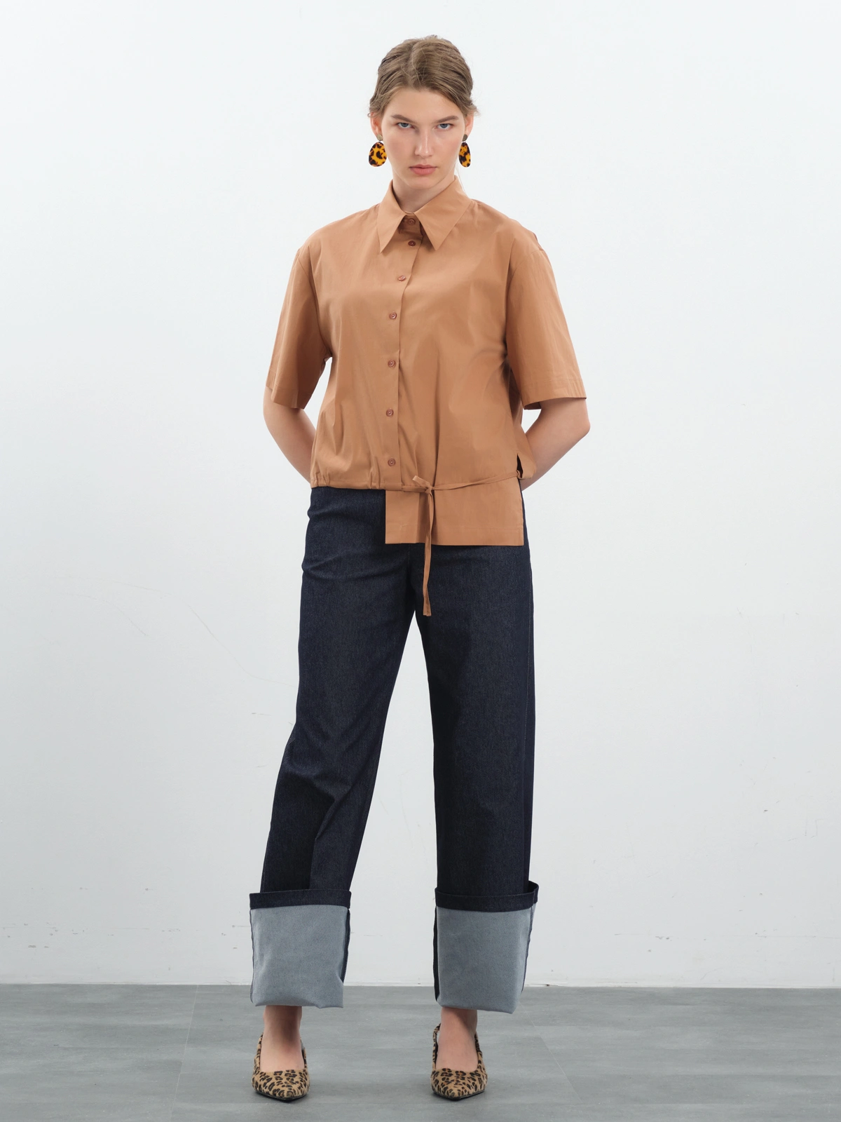 Коричневая блуза с асимметричным низом