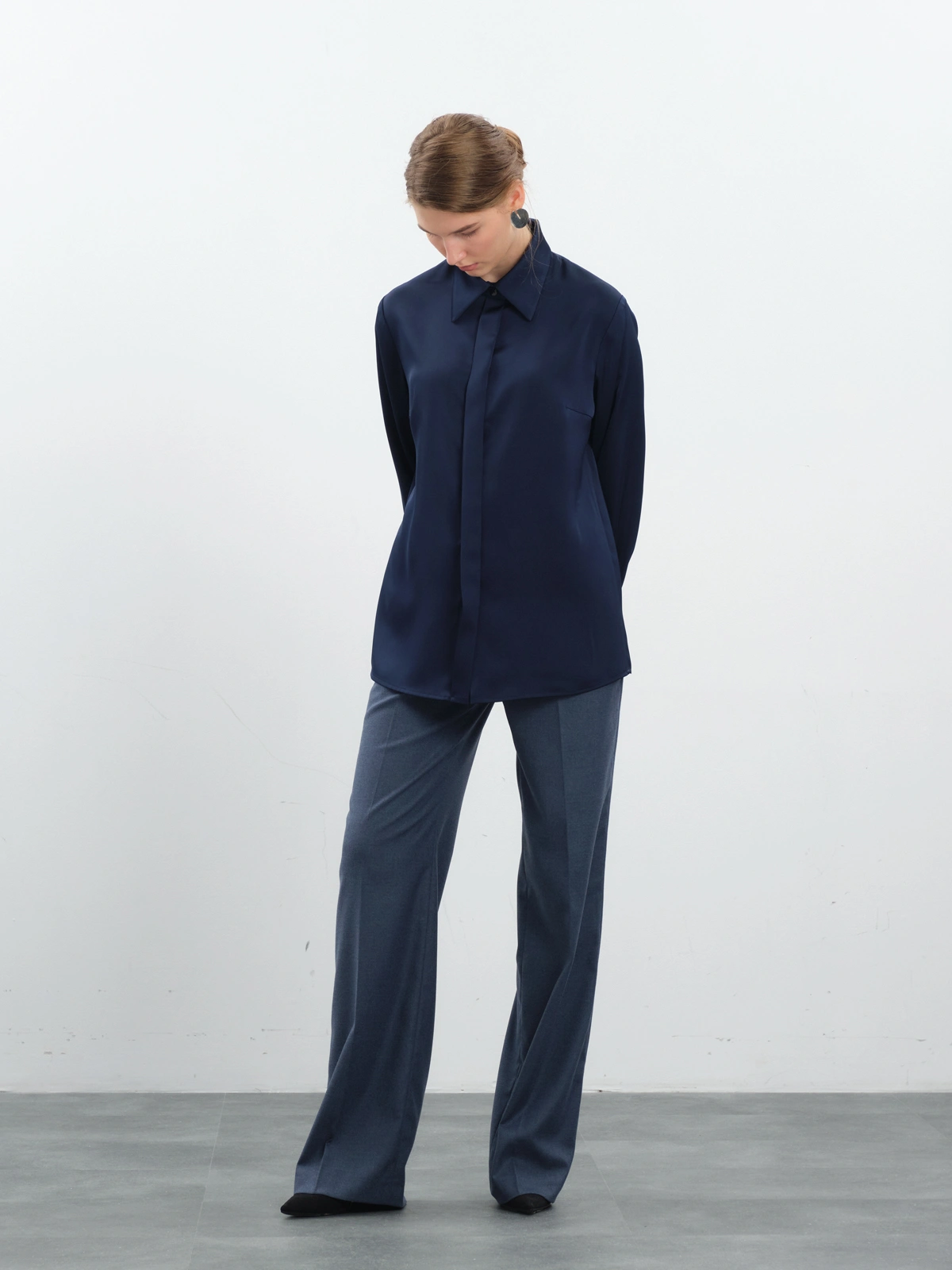 Синяя атласная блуза