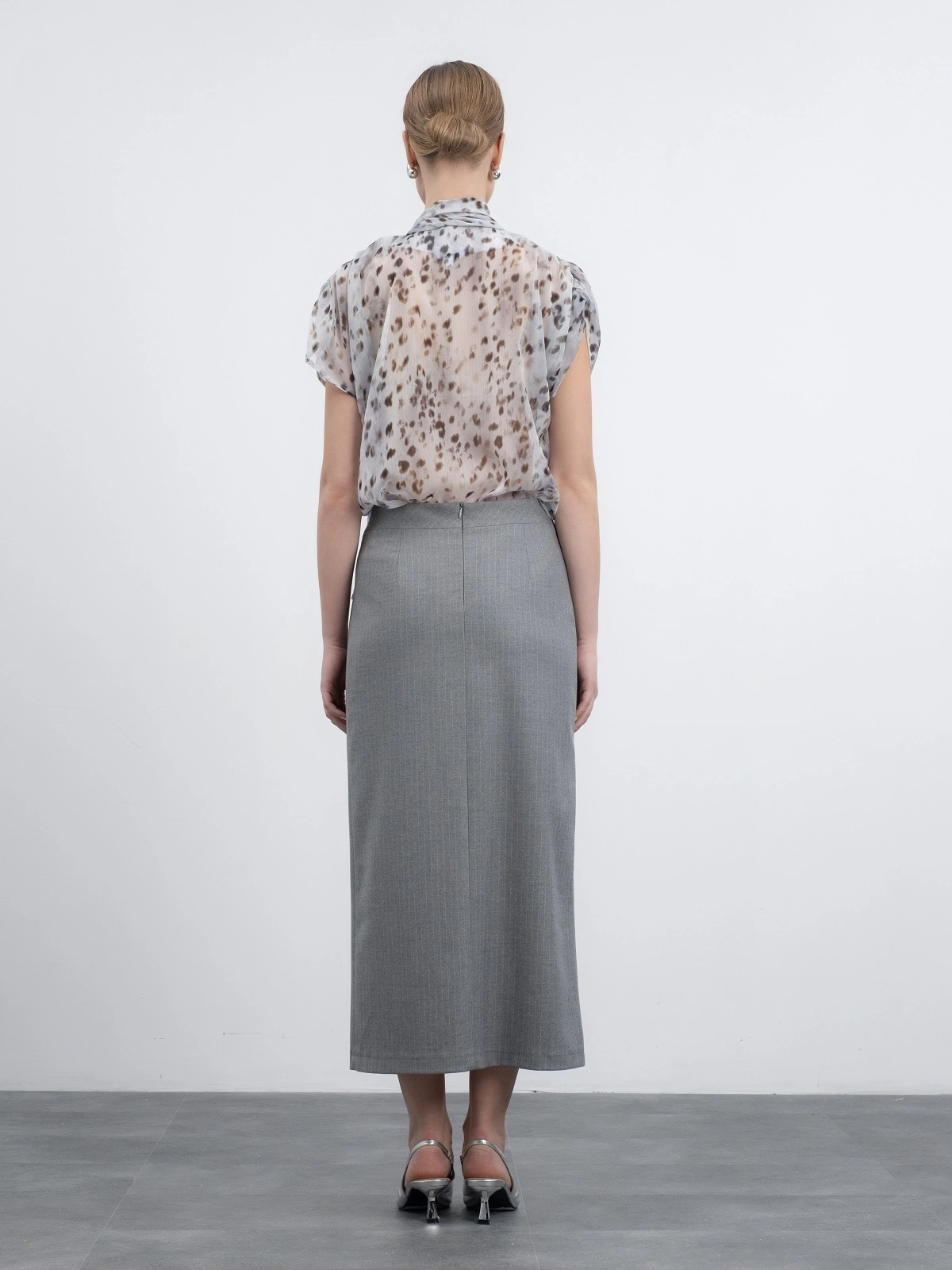 Серая прямая юбка в полоску