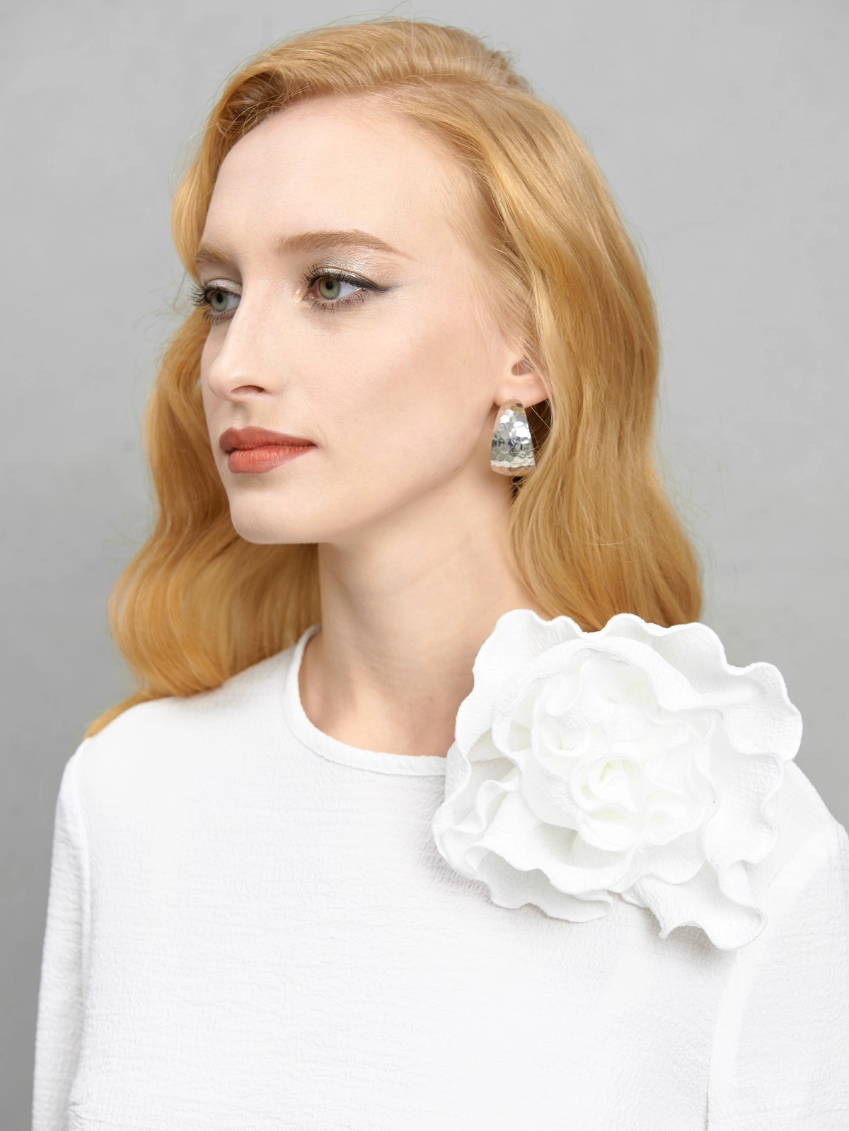 Белая блуза с цветком