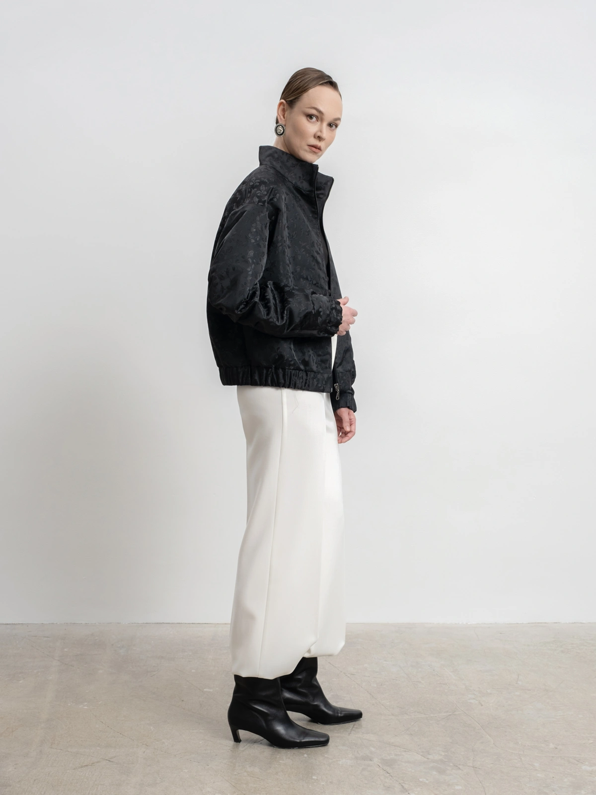 Молочные расклешенные брюки