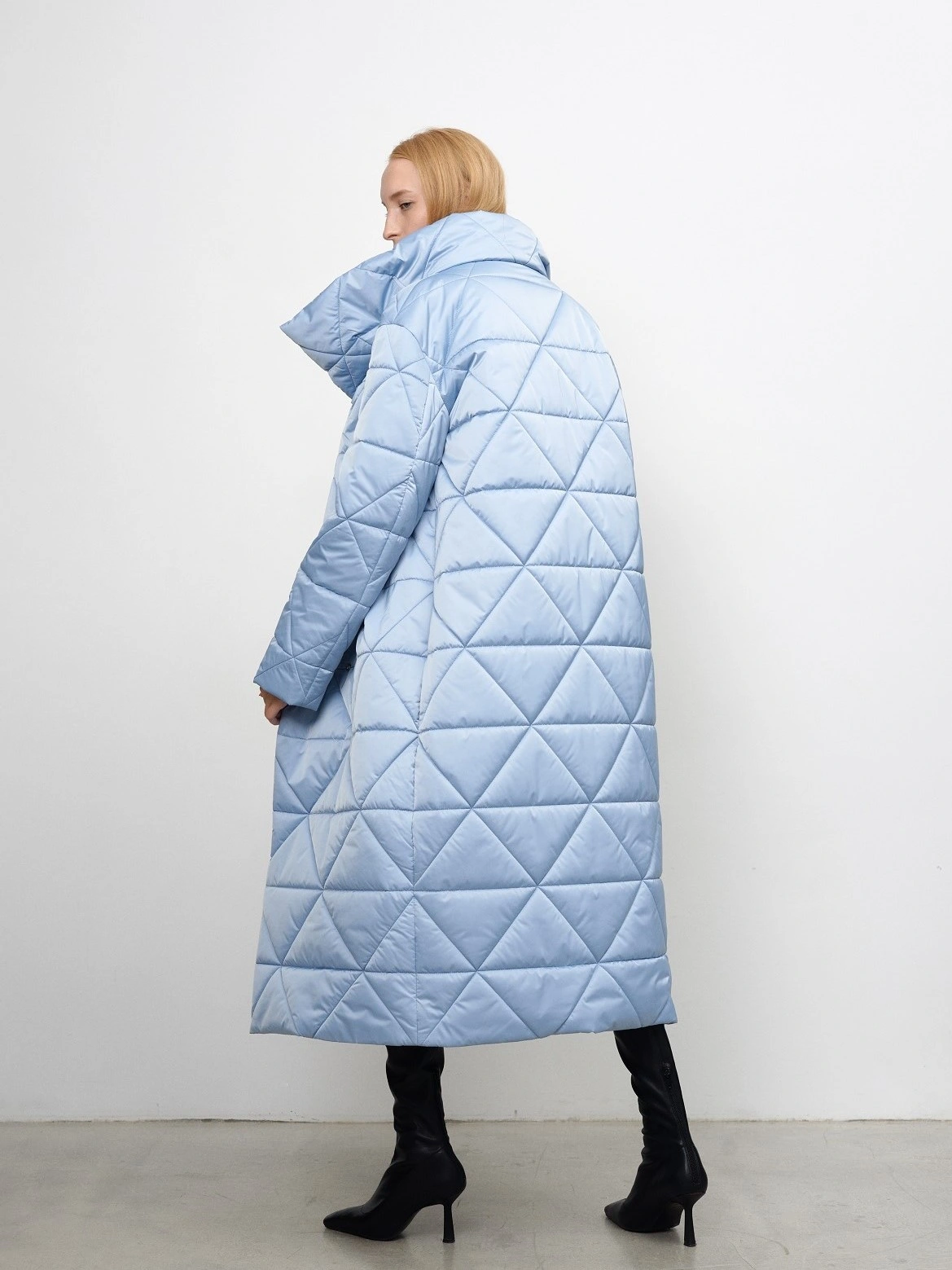 Голубой пуховик