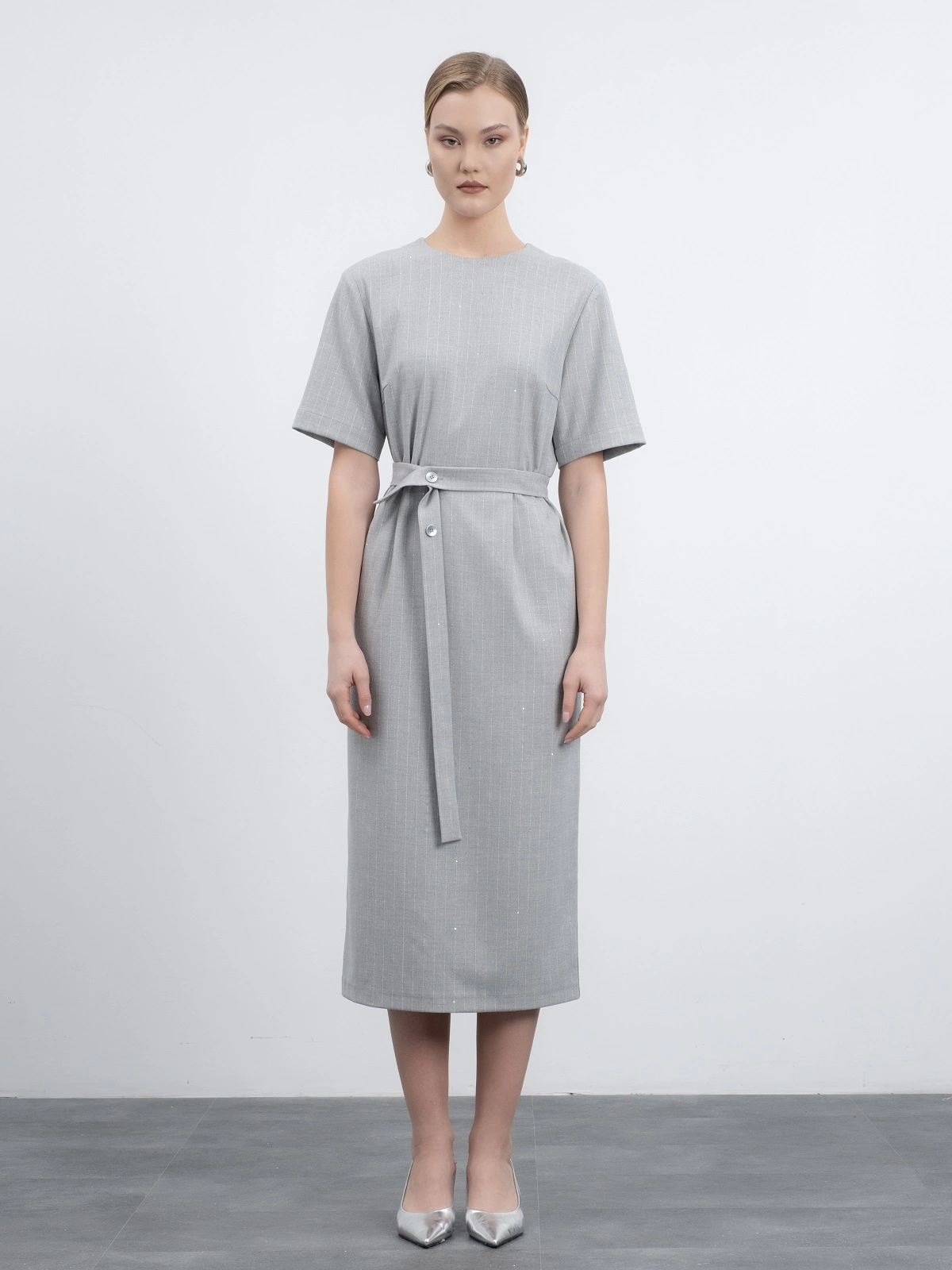 Серое платье в полоску с пайетками