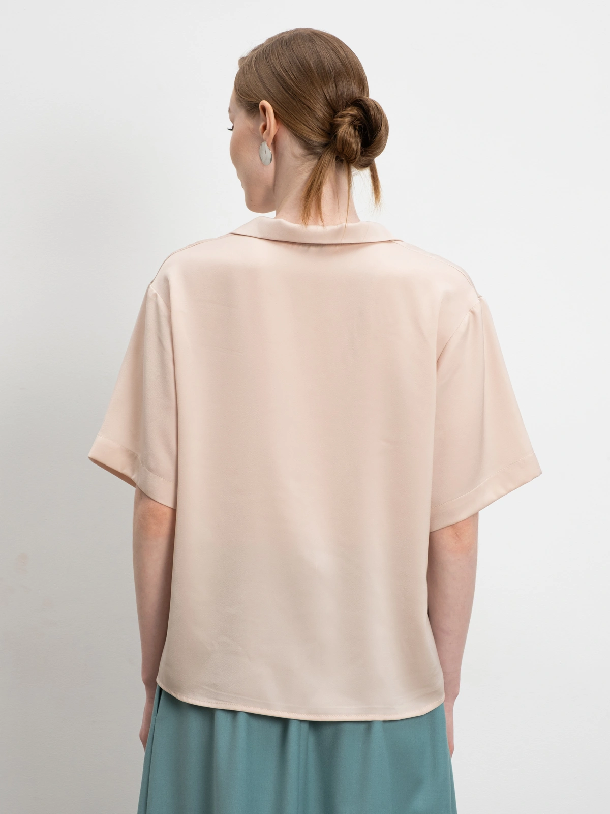 Бежевая блуза-поло