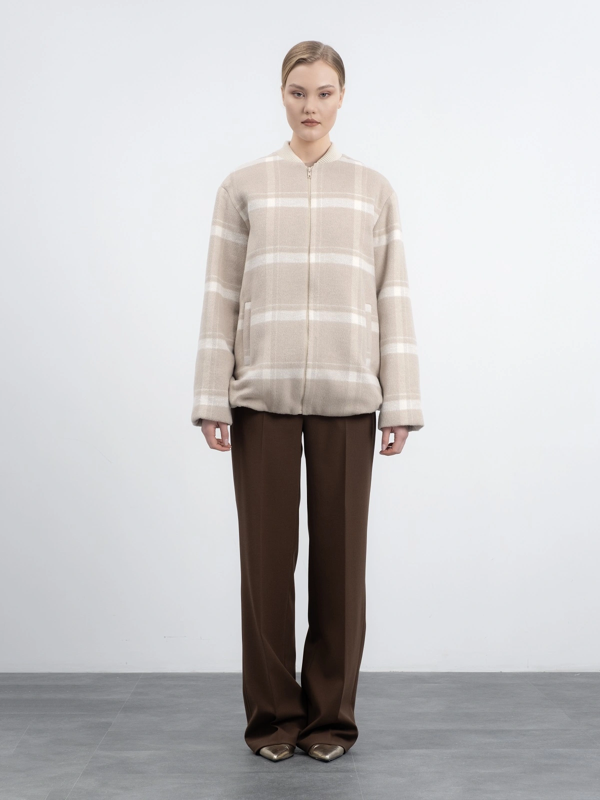 Бежевая куртка в клетку с палантином