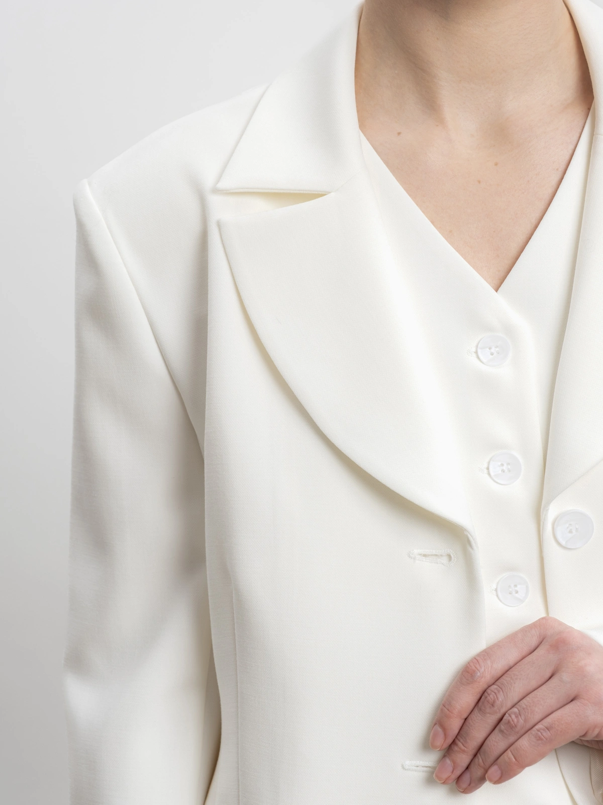 Молочный однобортный жакет