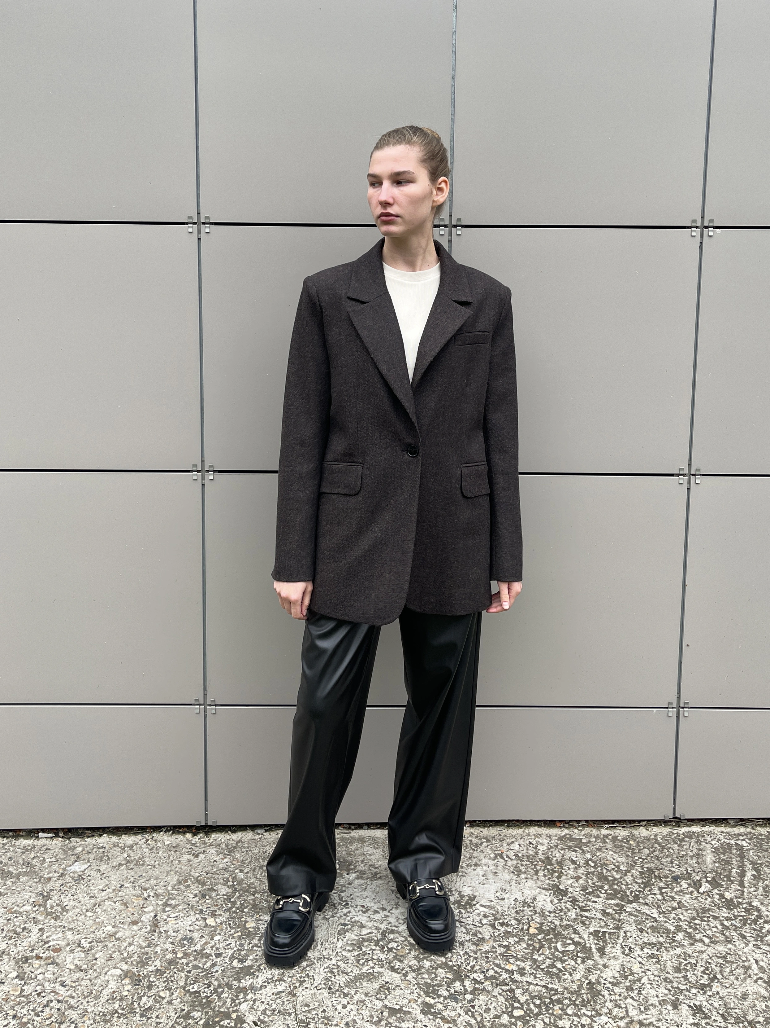 Зауженные брюки из экокожи