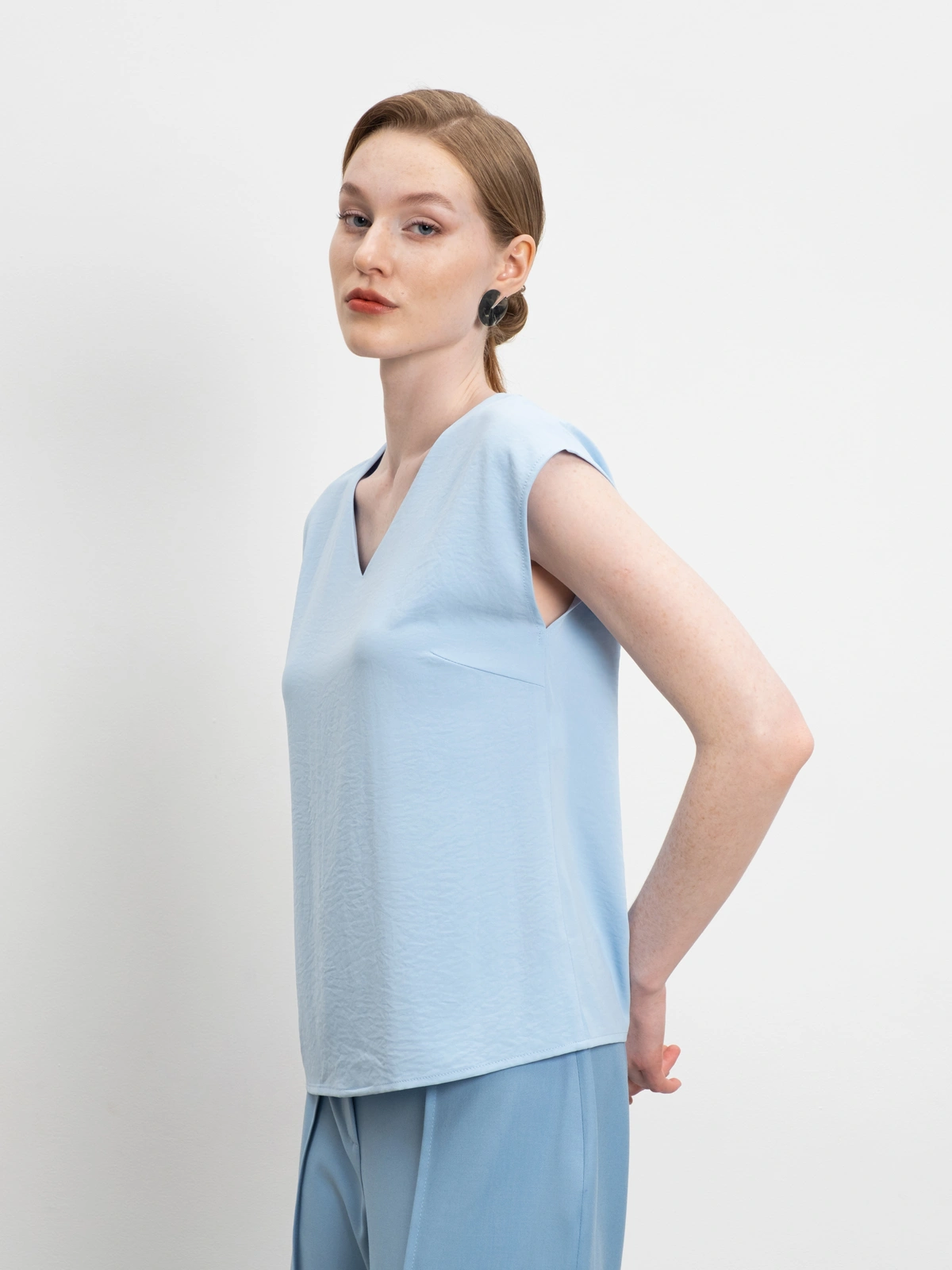 Голубой топ с вырезом