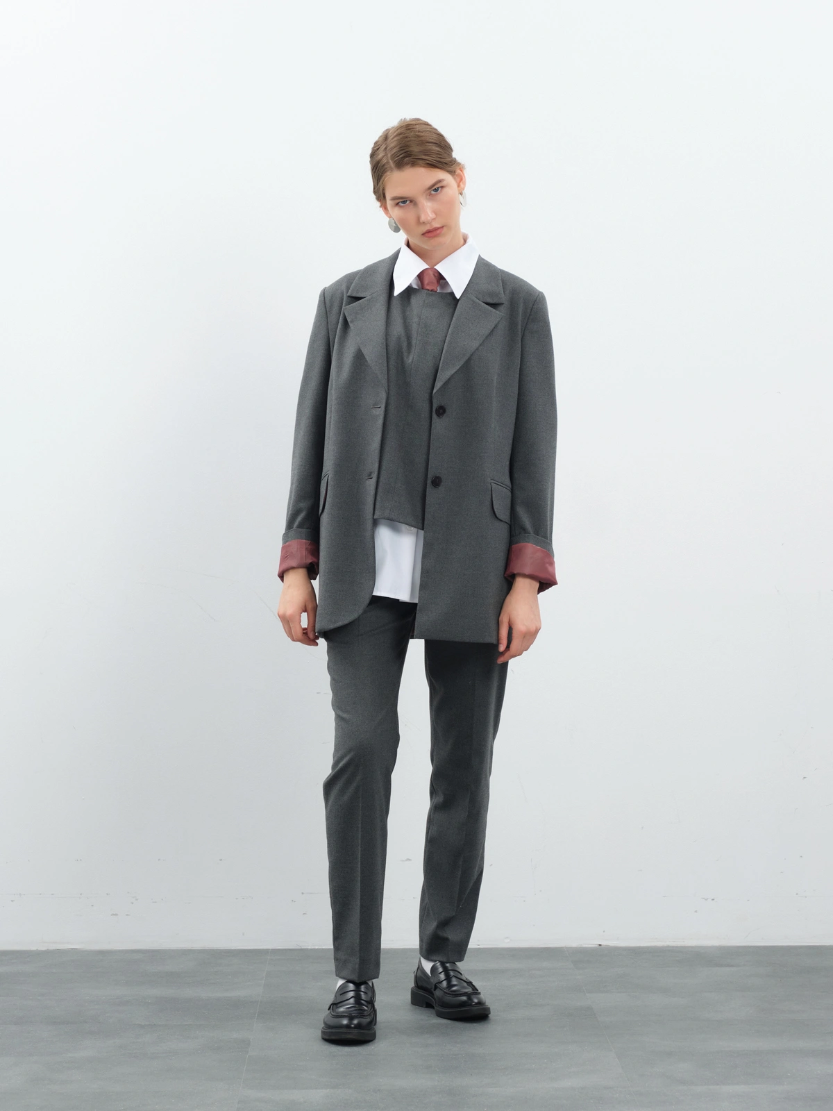 Серые зауженные брюки